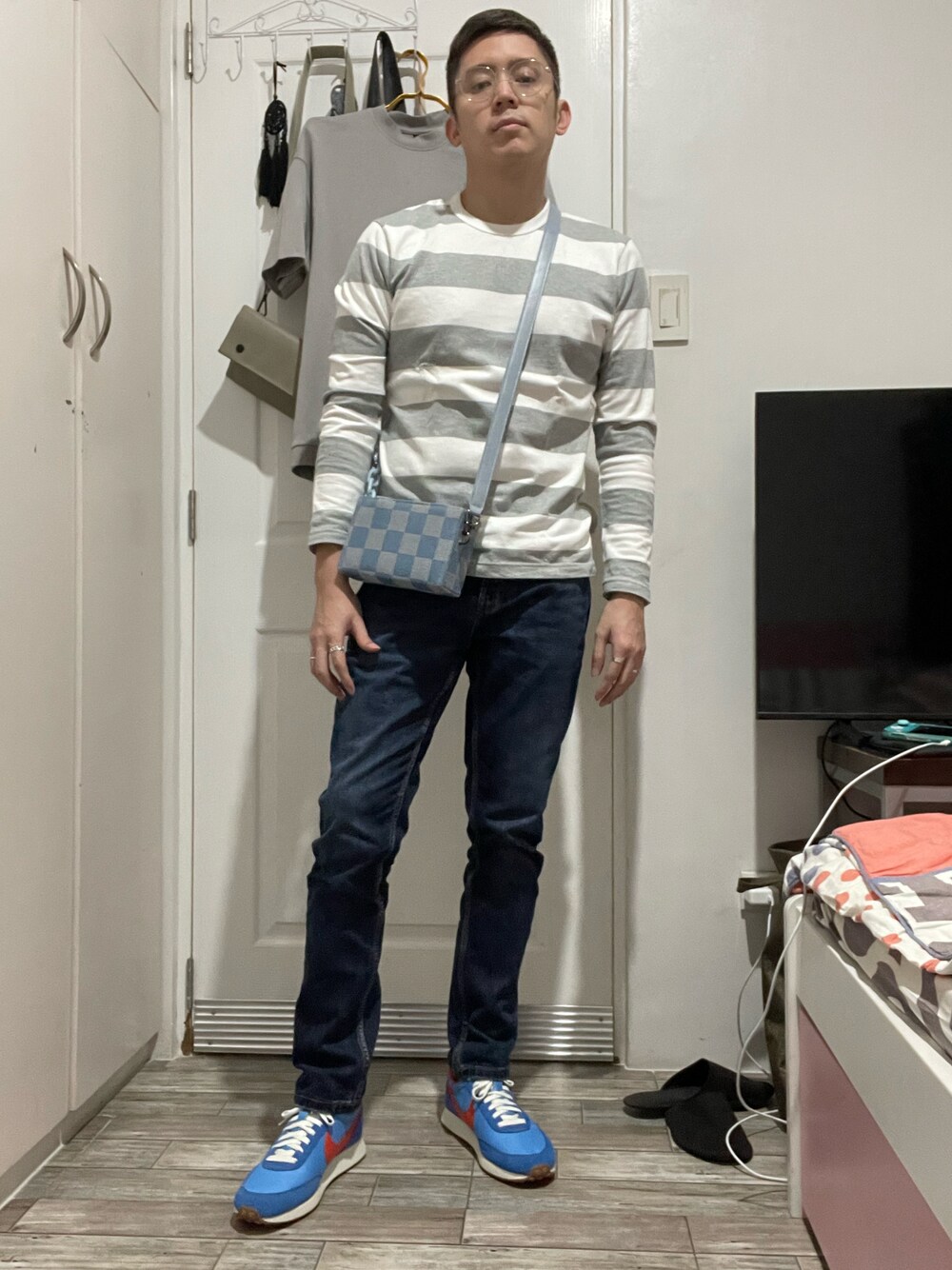 「stripes、NIKE、Pull&Bear、MUJI、gray、white、denim、sneakers」｜「MUJI Laboのアイテム（トップス、その他）」を使った、Martin Bravoさん（メンズ・175cm）の冬コーディネートの1枚目の写真