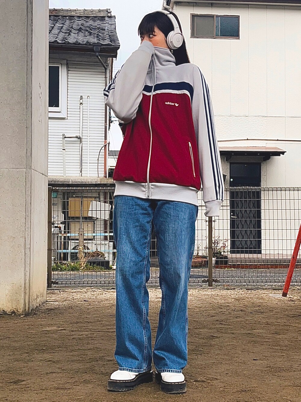 「adidas originals、UNIQLO、Dr.Martens、トラックジャケット、ジャージ、デニム、デニムパンツ、ブーツ、古着MIX、メンズライク、カジュアル、カジュアルコーデ、春コーデ」｜「adidas Originalsのアイテム（ジャージ、その他）」を使った、想さん（骨格ナチュラル・レディース・160cm）の春コーディネートの1枚目の写真