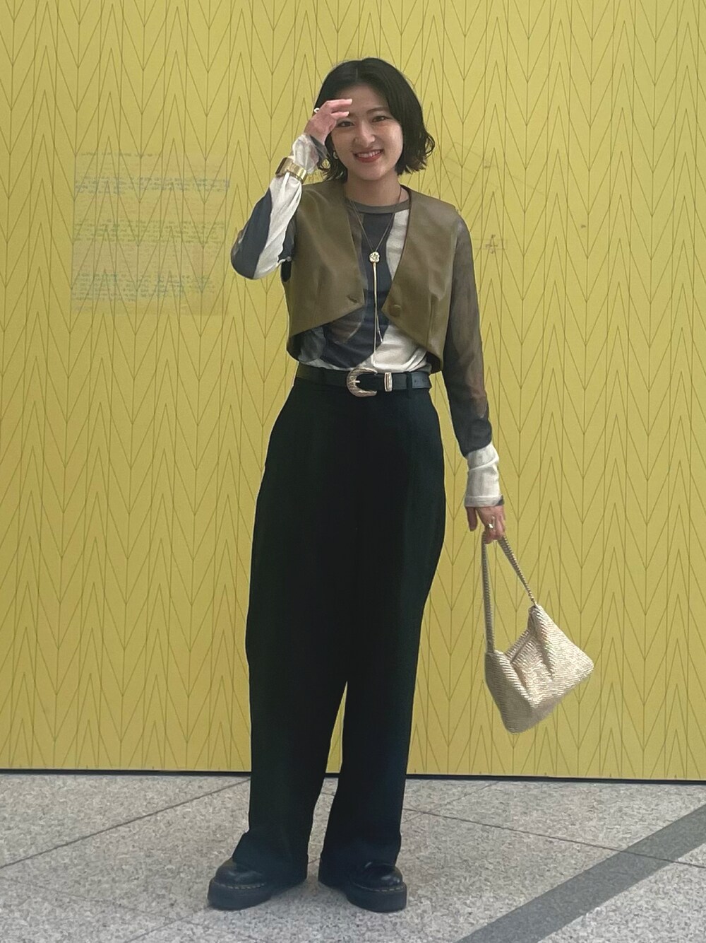 「秋コーデ、初秋コーデ、シアートップス、ベスト、ベストコーデ、UNIQLO、スラックス、スラックスパンツ、Dr.Martens、ブーツ、グリーン」｜「JEANASISのメタルループタイネックレス/980331（ネックレス、ゴールド系）」を使った、想さん（骨格ナチュラル・レディース・160cm）の秋コーディネートの1枚目の写真