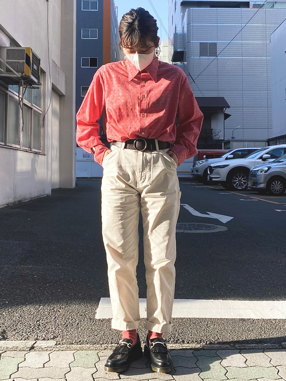 ピンク系のシャツ/ブラウス、ホワイト系のその他パンツ、ブラック系のローファーを着用したレディースの春コーディネートの1枚目の写真