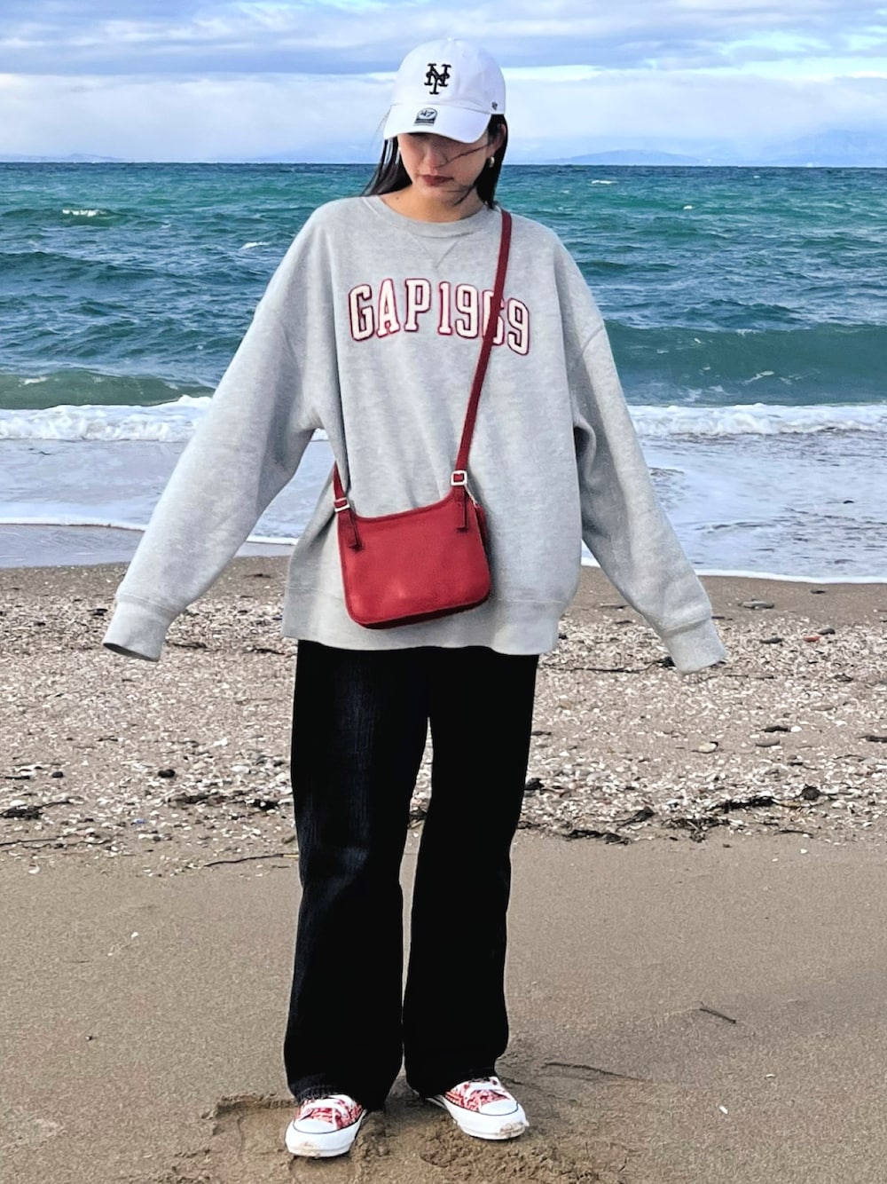 「47、GAP、UNIQLO、converse、キャップ、スウエット、デニムパンツ、スニーカー、冬コーデ、シンプルコーデ、カジュアルコーデ、スニーカーコーデ、メンズライク、古着MIX、古着好きな人と繋がりたい」｜「47のアイテム（キャップ、ホワイト系）」を使った、想さん（骨格ナチュラル・レディース・160cm）の冬コーディネートの1枚目の写真