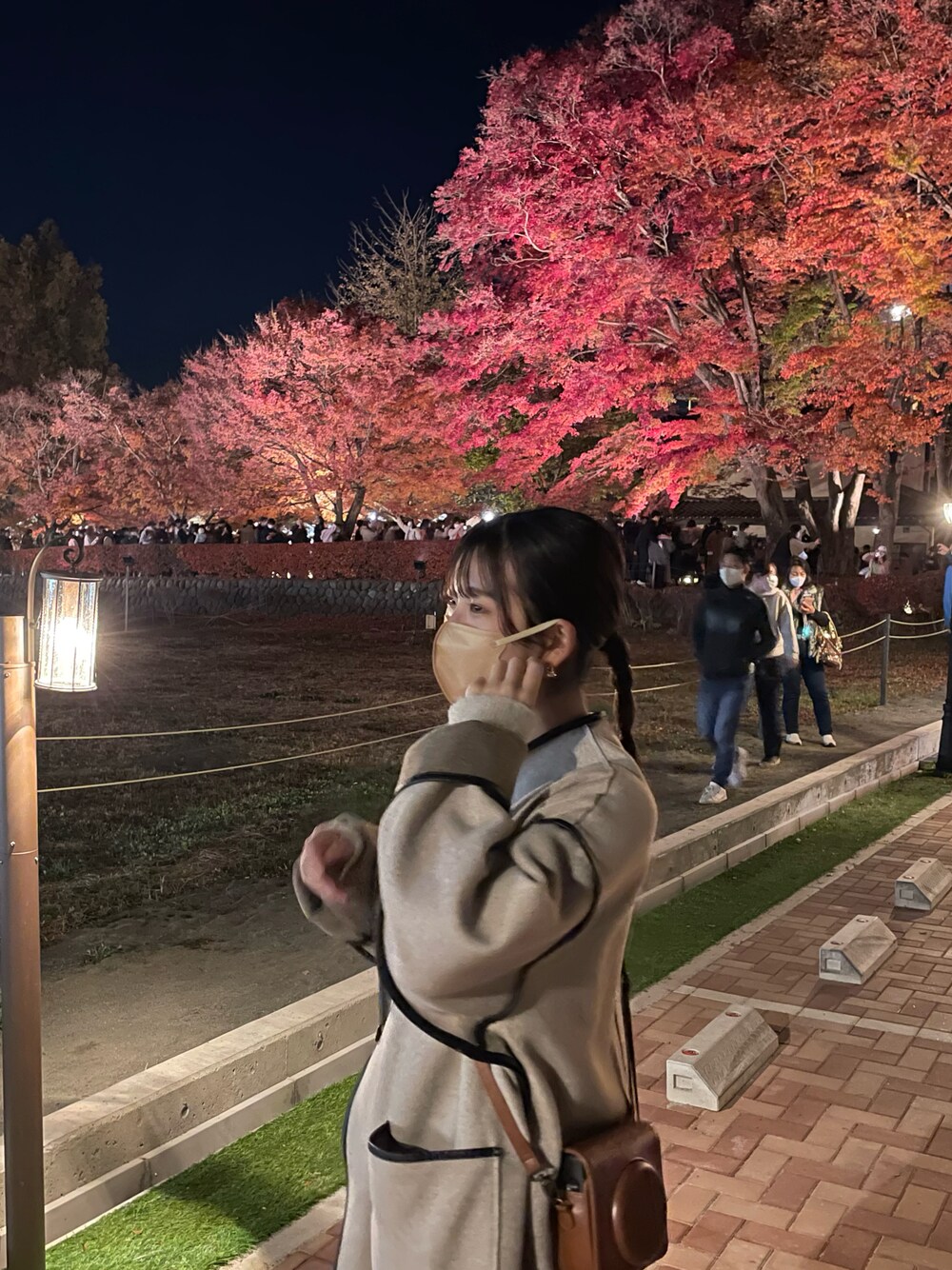 「秋冬コーデ、カジュアル、大人コーデ、お出かけコーデ、大人カジュアル、ゆったりコーデ、Kastane、kastane_ootd、紅葉」｜「Kastaneの【マルチウェ】サテンライナー付きパイピングガウンコート / キルティングコート/ノーカラーコート（ノーカラーコート、ホワイト系）」を使った、kinopさん（レディース・163cm）の冬コーディネートの1枚目の写真