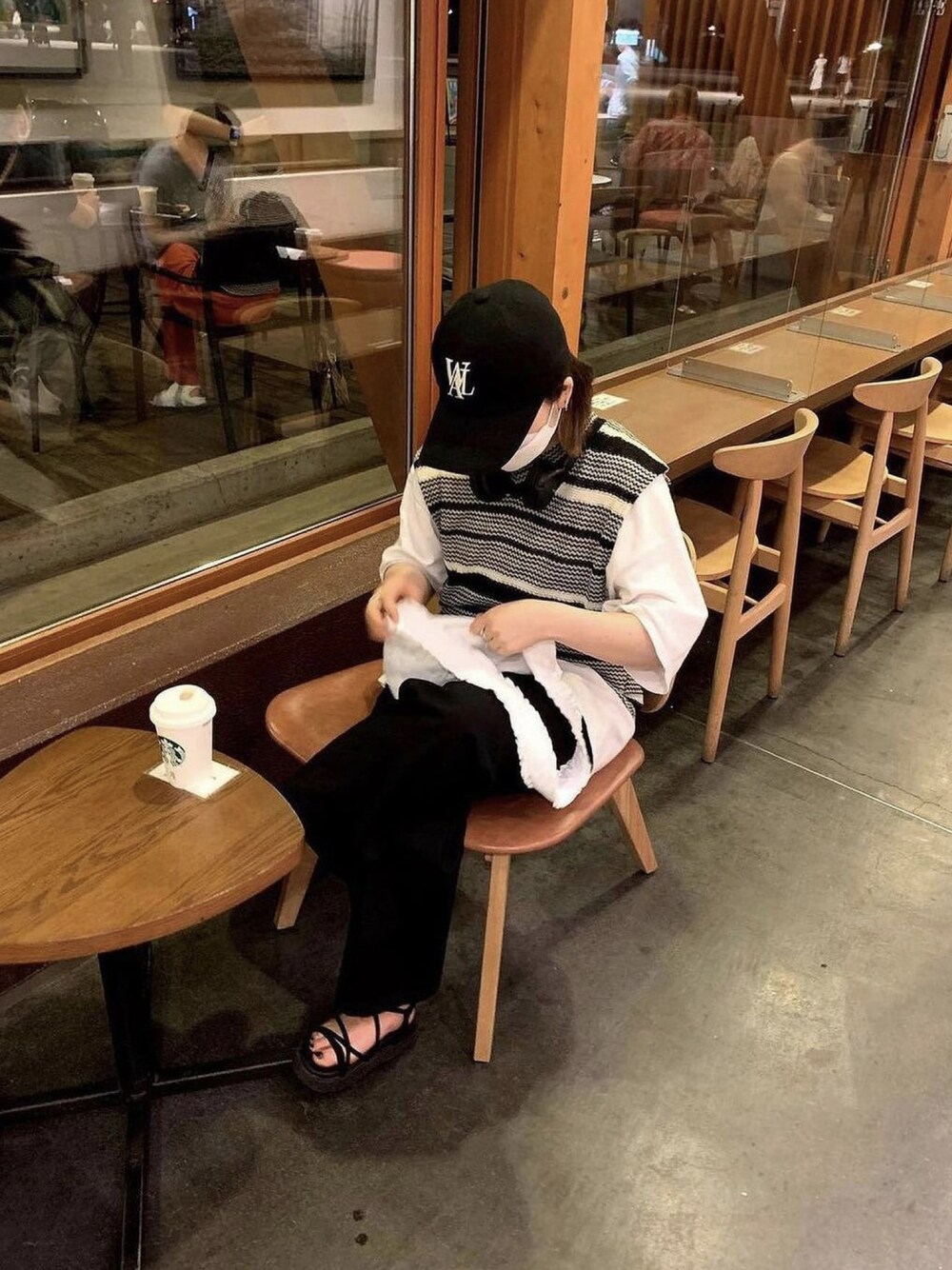 「シンプル、ブラック、休日スタイル、モノトーンコーデ、低身長コーデ、韓国ファッション、おしゃれさんと繋がりたい、raucohouse、FEKETE、wooalong、キャップ、キャップ女子、キャップコーデ」｜「WOOALONGのA'GEM/9 × .kom『WOOALONG/ウアロン』Signature ball cap/シグネチャー ロゴデザイン ボールキャップ（キャップ、ブラック系）」を使った、芋の助さん（レディース・153cm）の秋コーディネートの1枚目の写真