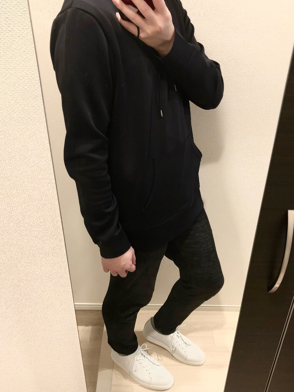 「カジュアルコーデ、ブラックコーデ、白スニーカー、モノトーンコーデ、オフコーデ、パーカーコーデ、おうちファッション」｜「HIGH STREETのアイテム（パーカー、ブラック系）」を使った、yukiyukicordeさん（メンズ・168cm）の秋コーディネートの1枚目の写真