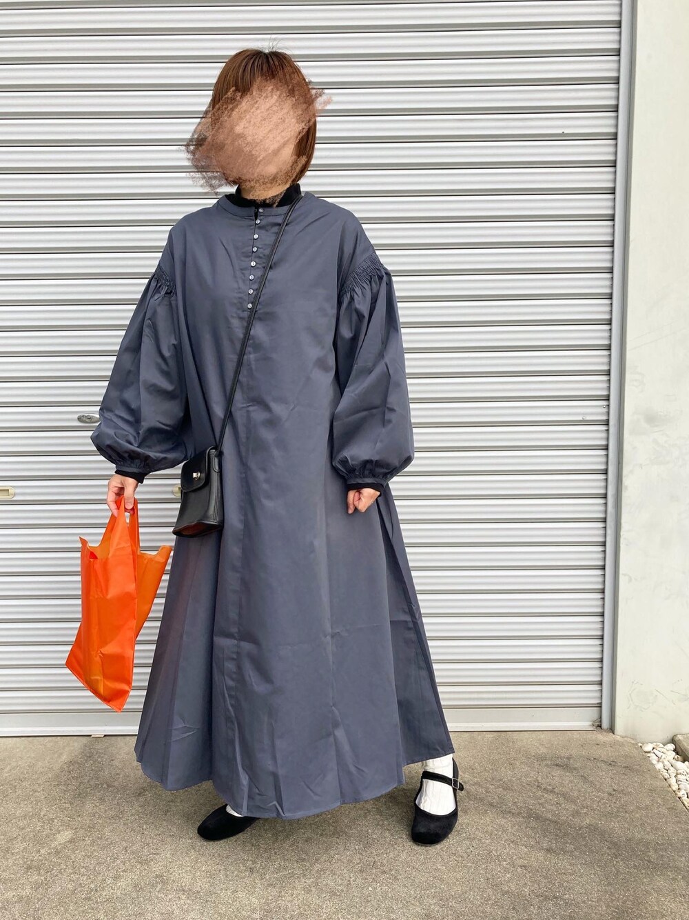 「大人コーデ、カジュアルガーリー、プチプラ、ワンピース、ロングワンピース、Libra Cue、カンフーシューズ、シュベック(SVEC)、クリスマスに着たい服、冬、冬のコーデ、おしゃれさんと繋がりたい」｜「asobozeのアイテム（エコバッグ/サブバッグ、オレンジ系）」を使った、puuuupiiii2720さん（レディース・158cm）の冬コーディネートの1枚目の写真