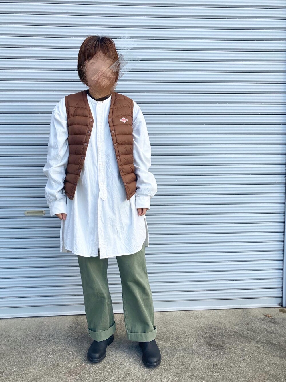 「冬コーデ、休日スタイル、着回しコーデ、白シャツ、無印良品、Danton、ダウンベスト、カーゴパンツ、TICCA、blundstone」｜「BlundstoneのBLUNDSTONE / ブランドストーン　ローカットブーツ BOOT LOW（ブーツ、ブラック系）」を使った、puuuupiiii2720さん（レディース・158cm）の冬コーディネートの1枚目の写真