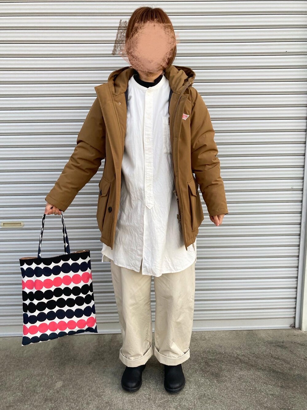 「大人カジュアル、ダウンジャケット、Danton、Bshop、無印良品、白シャツ、UNIQLO、UNIQLO U、パンツコーデ、私の推しブランド、チノパン、blundstone、マリメッコ、marimekko」｜「marimekkoのアイテム（トートバッグ、その他）」を使った、puuuupiiii2720さん（レディース・158cm）の冬コーディネートの1枚目の写真