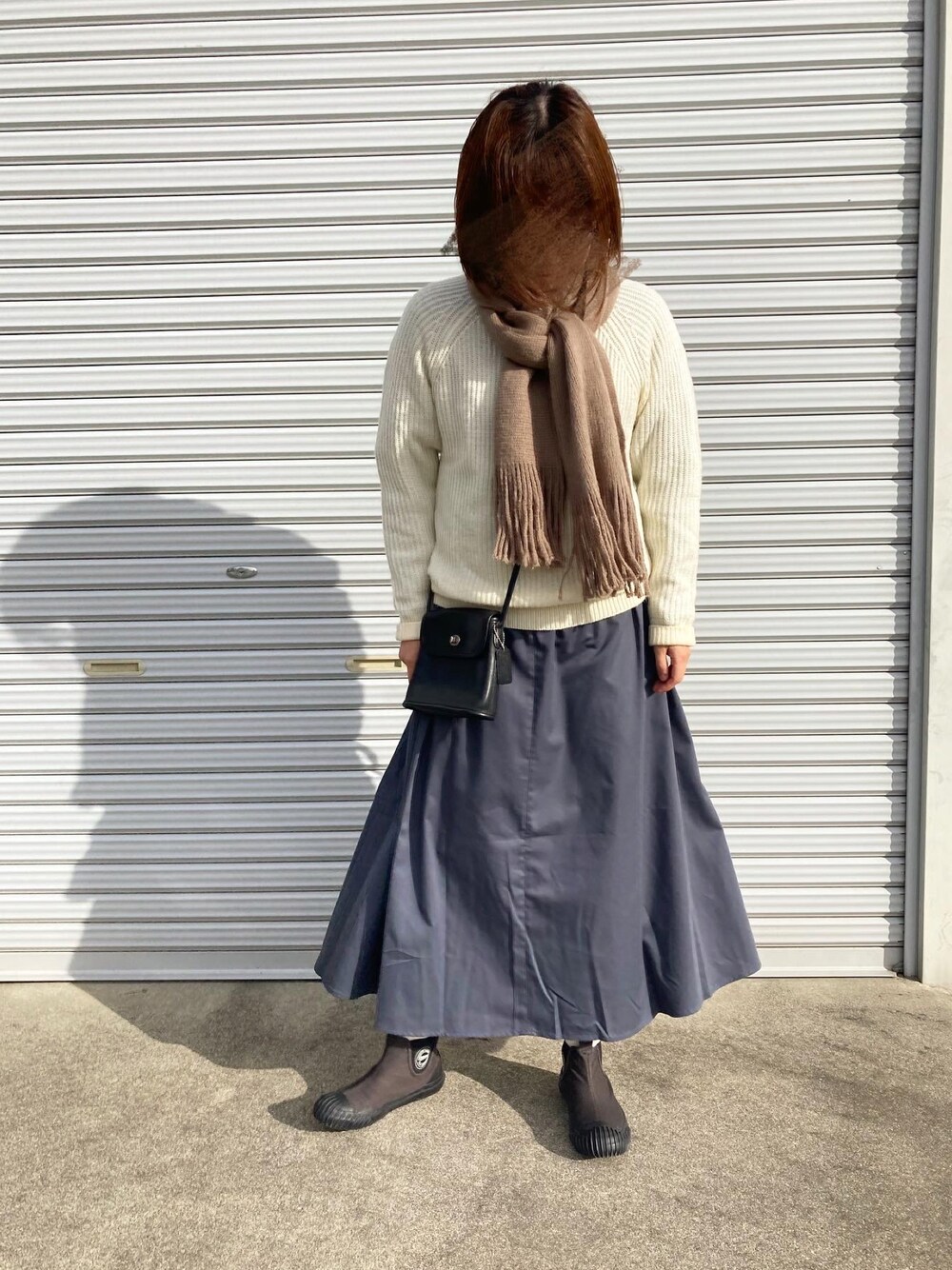 「冬コーデ、大人カジュアル、秋冬コーデ、ニット、ワンピース、スニーカーコーデ、コンバース ハイカット、おしゃれさんと繋がりたい、FUDGE」｜「Libra Cueの2wayボリュームスリーブワンピース（ワンピース、グレー系）」を使った、puuuupiiii2720さん（レディース・158cm）の冬コーディネートの1枚目の写真