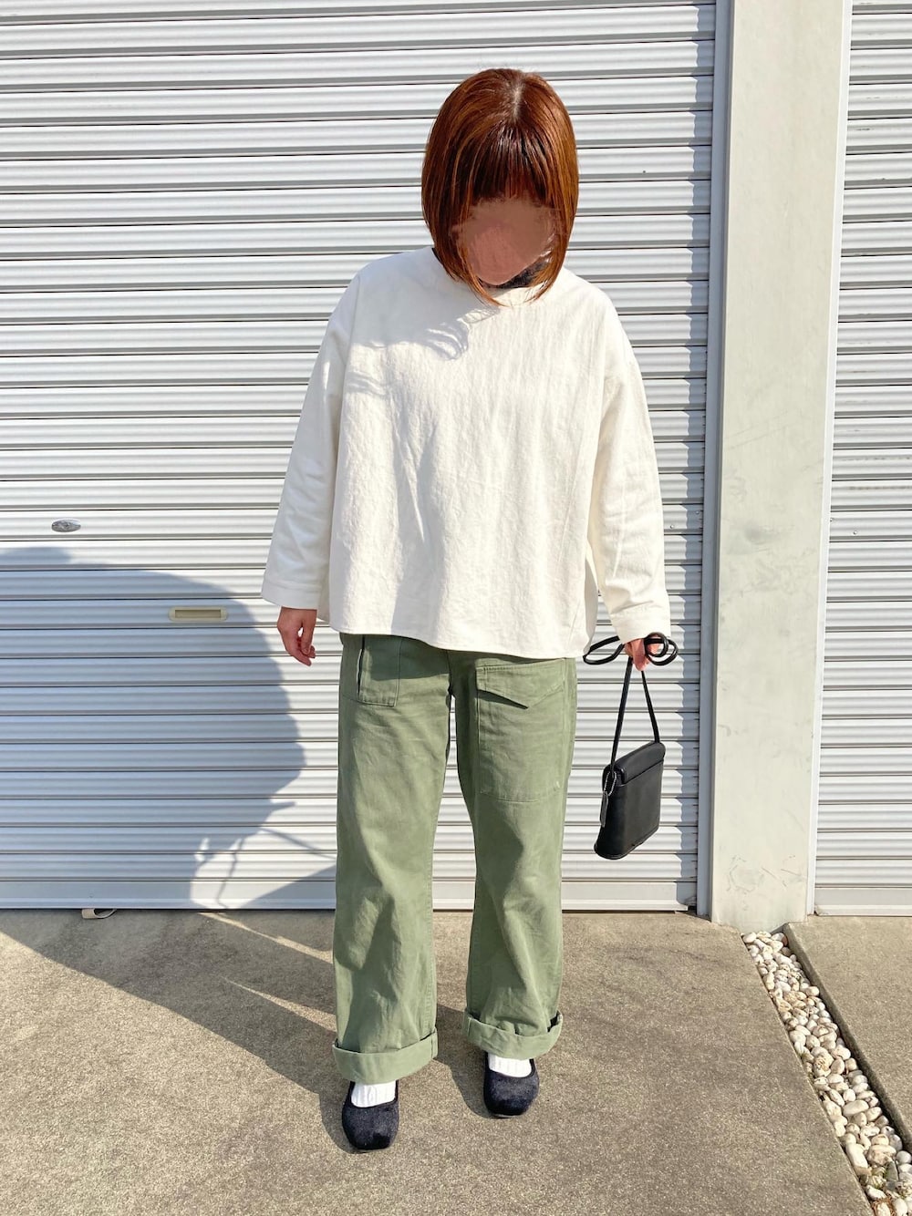 「大人カジュアル、白いトップス、カーゴパンツ、TICCA、シュベック(SVEC)、カンフーシューズ、SVEC(SVEC)、シンプルコーデ、春コーデ、おしゃれさんと繋がりたい」｜「TICCAの【TICCA】アーミーパンツ WOMEN（カーゴパンツ、グリーン系）」を使った、puuuupiiii2720さん（レディース・158cm）の冬コーディネートの1枚目の写真