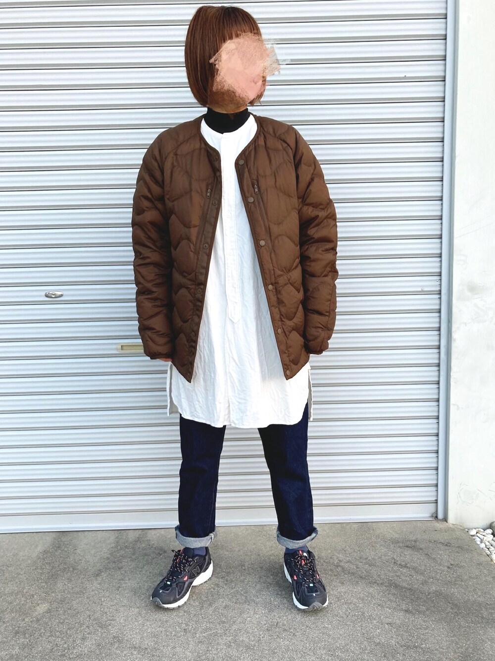 「カジュアル、冬アウター、冬コーデ、UNIQLO、ユニクロ、ホワイトマウンテニアリング、ウルトラライトダウン、無印良品、無印コーデ、大人コーデ、白シャツ、デニムコーデ、ニューバランス、ダウンジャケット、プチプラコーデ」｜「NEW BALANCEのnew balance ニューバランス WL703 レディーススニーカー 220703 BD（スニーカー、ブラック系）」を使った、puuuupiiii2720さん（レディース・158cm）の冬コーディネートの1枚目の写真