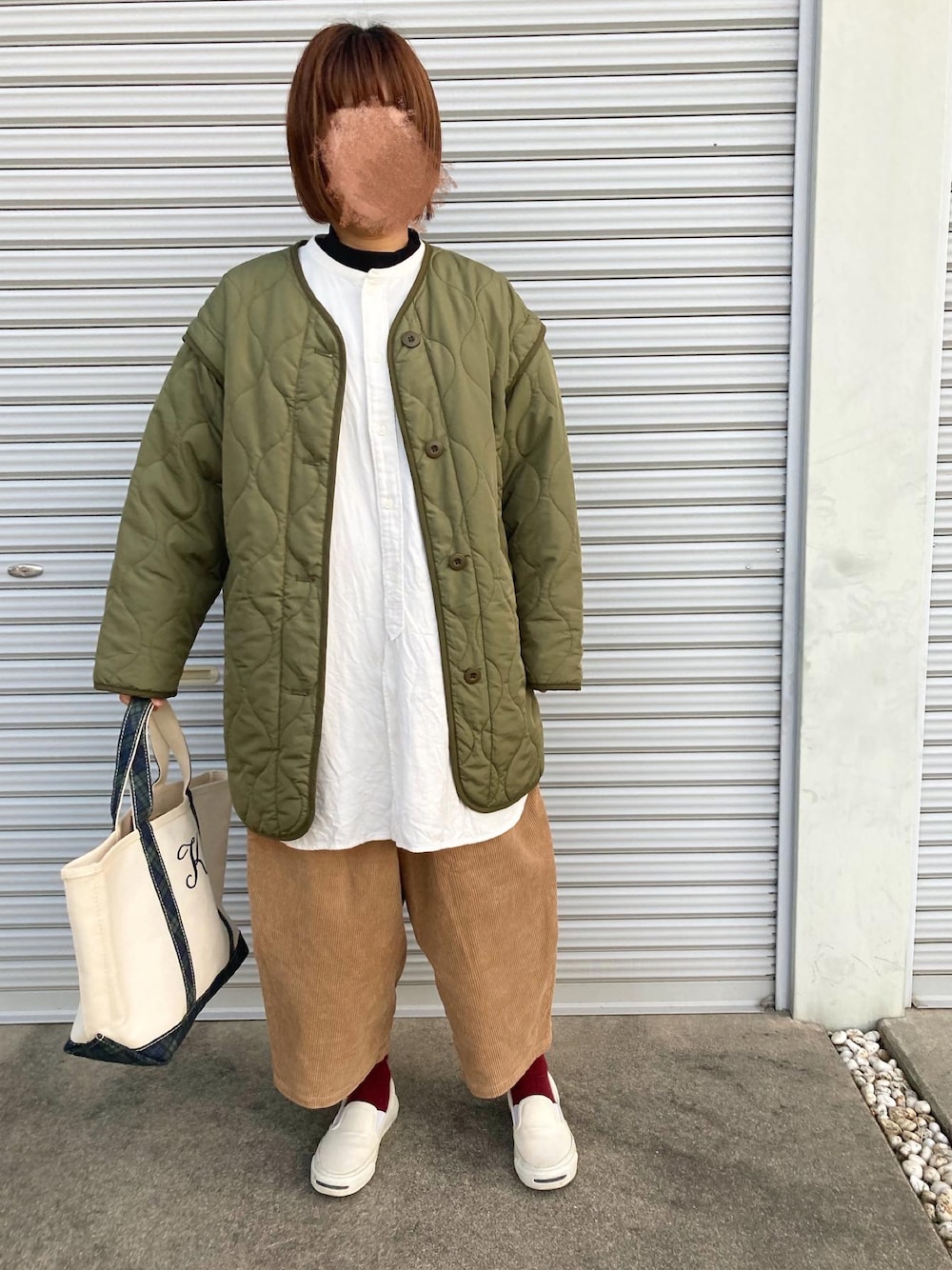 「パンツスタイル、ビッグシルエット、ordinary fits、ボールパンツ、コーデュロイパンツ、キルティングジャケット、白シャツ、スニーカーコーデ、無印良品、エルエルビーン、コンバース」｜「CONVERSEのCONVERSE:JACK PURSELL スリッポン（スニーカー、ホワイト系）」を使った、puuuupiiii2720さん（レディース・158cm）の冬コーディネートの1枚目の写真