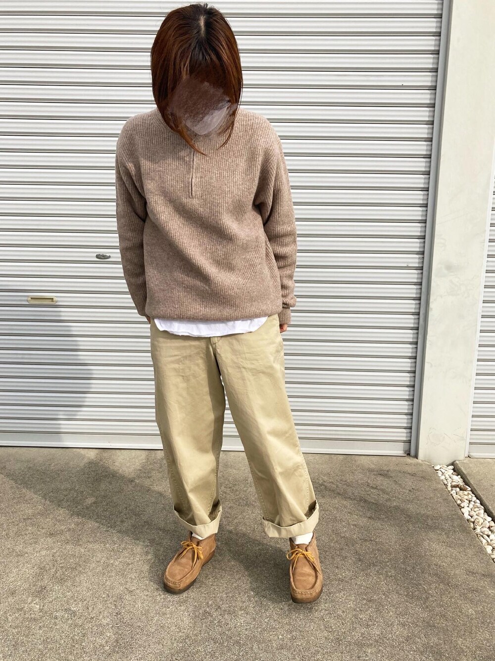 「シンプルコーデ、プチプラコーデ、ユニクロ、ニット、オトナカジュアル、チノパン、シンゾーン(Shinzone)、クラークス、冬コーデ、ベージュコーデ」｜「THE SHINZONEの【THE SHINZONE】カットオフ チノパンツ WOMEN（チノパンツ、ベージュ系）」を使った、puuuupiiii2720さん（レディース・158cm）の冬コーディネートの1枚目の写真