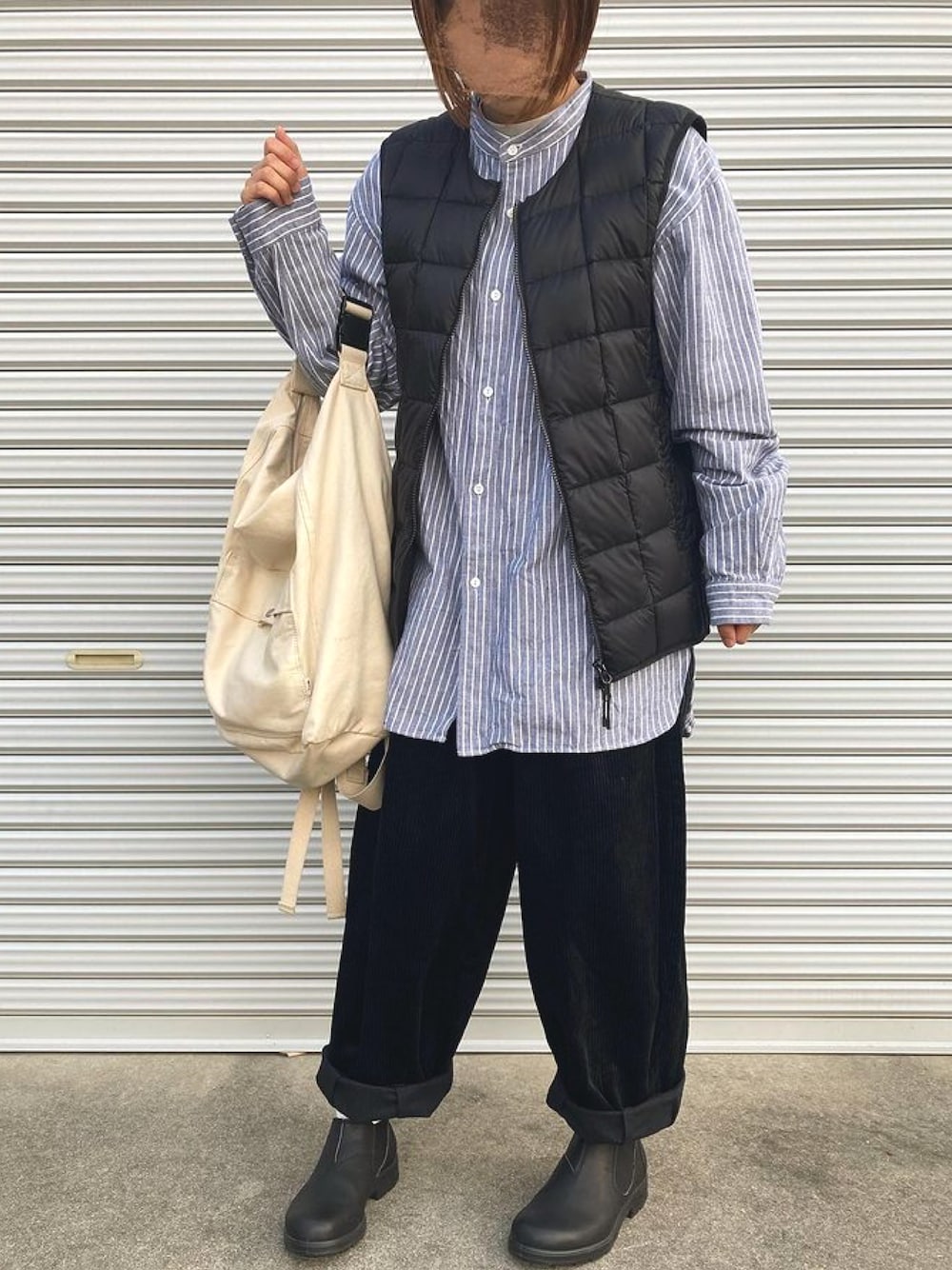「冬コーデ、おしゃれさんと繋がりたい、プチプラミックス、TAION、ダウンベスト、orcival、ストライプシャツ、コーデュロイパンツ、サーカスパンツ、blundstone、ブランドストーン、ブーツ、低身長コーデ、サイドゴアブーツ」｜「MERLOTのコーデュロイパンツ（その他パンツ、ブラック系）」を使った、puuuupiiii2720さん（レディース・158cm）の冬コーディネートの1枚目の写真