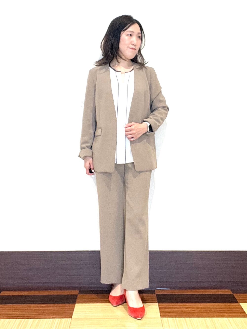 ホワイト系のシャツ/ブラウス、ベージュ系のその他パンツ、ベージュ系のスーツジャケットを着用したレディースの秋コーディネートの1枚目の写真