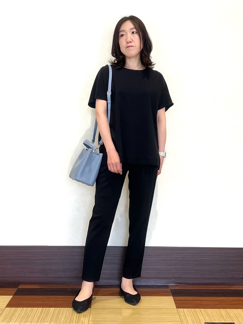 ブルー系のシャツ/ブラウス、ブルー系のその他パンツ、ベージュ系のショルダーバッグを着用したレディースの春コーディネートの1枚目の写真