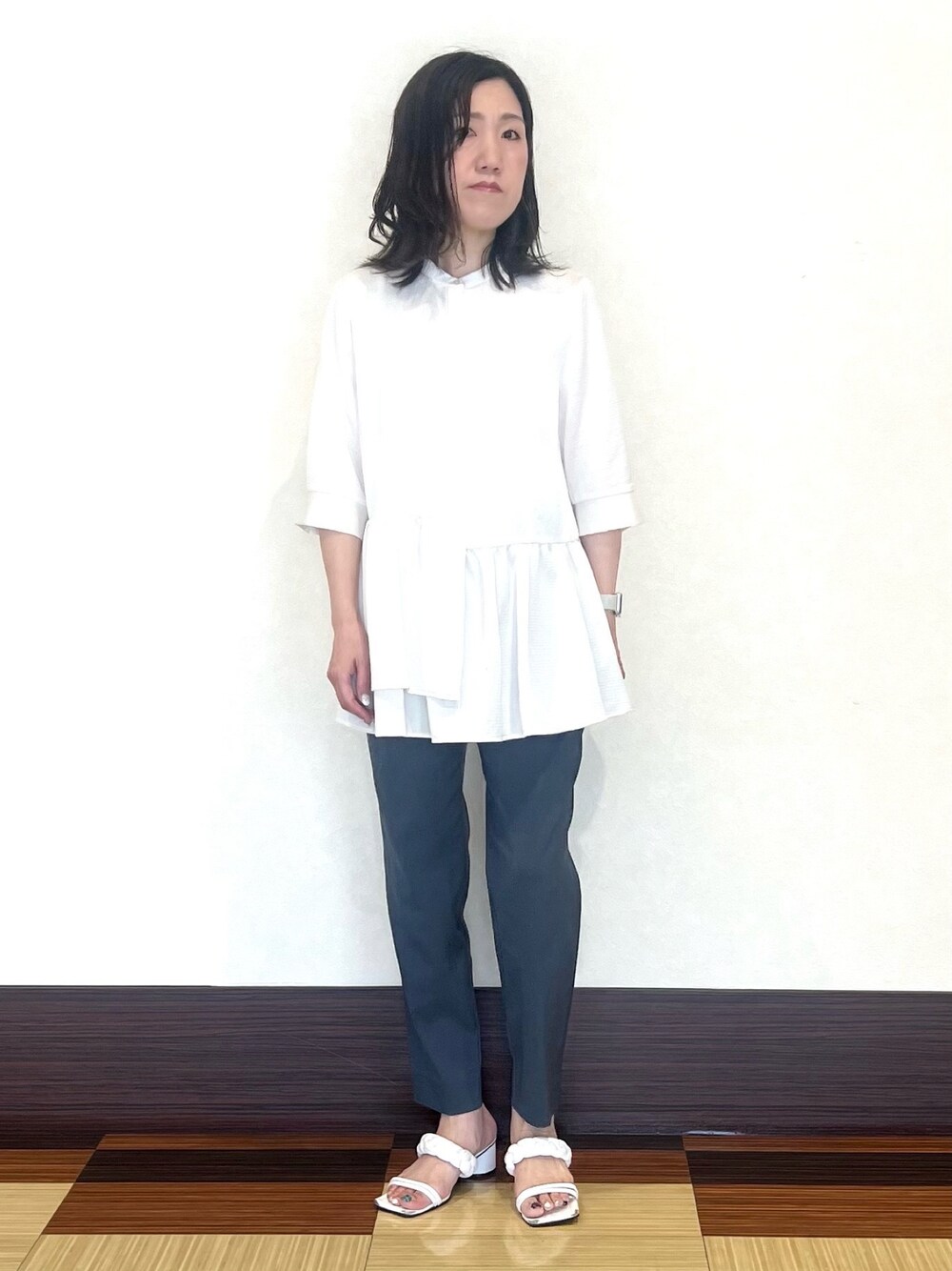 ホワイト系のシャツ/ブラウス、ブルー系のその他パンツ、ホワイト系のサンダルを着用したレディースの秋コーディネートの1枚目の写真