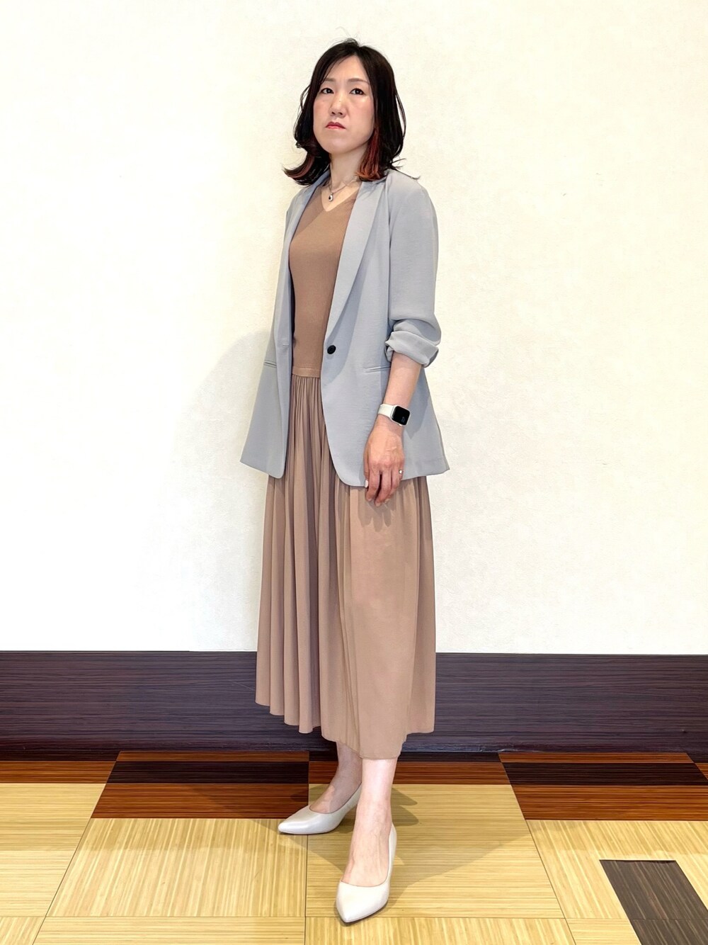 ベージュ系のワンピース、ベージュ系のスーツジャケット、ベージュ系のパンプスを着用したレディースの夏コーディネートの1枚目の写真