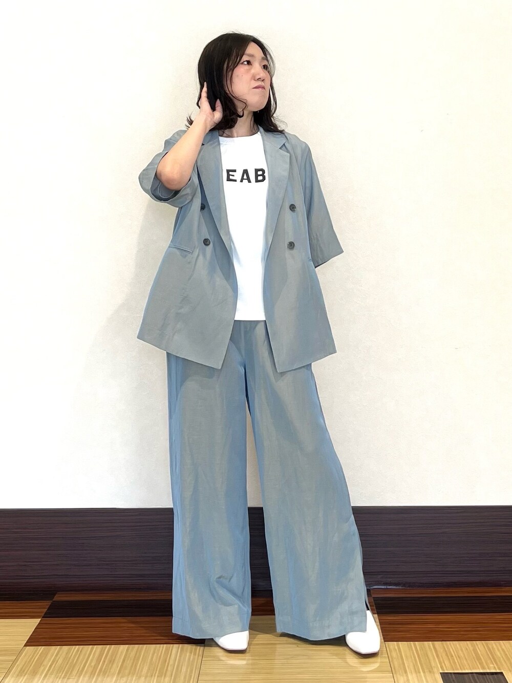 ブルー系のテーラードジャケット、ホワイト系のTシャツ/カットソー、ブルー系のその他パンツを着用したレディースの春コーディネートの1枚目の写真