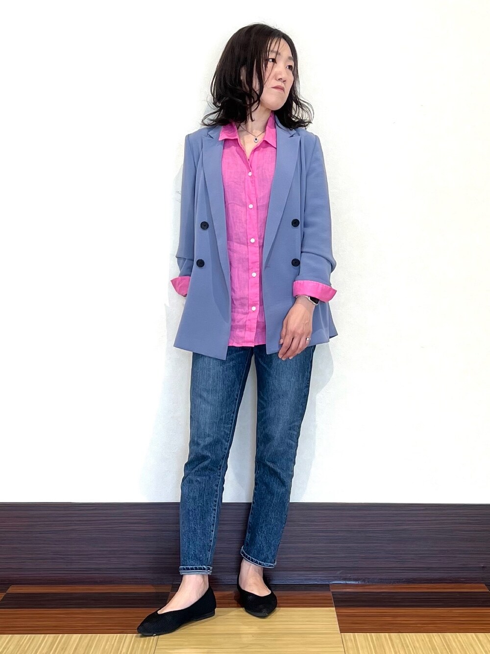 ピンク系のシャツ/ブラウス、ブルー系のスーツジャケット、ブラック系のパンプスを着用したレディースの春コーディネートの1枚目の写真