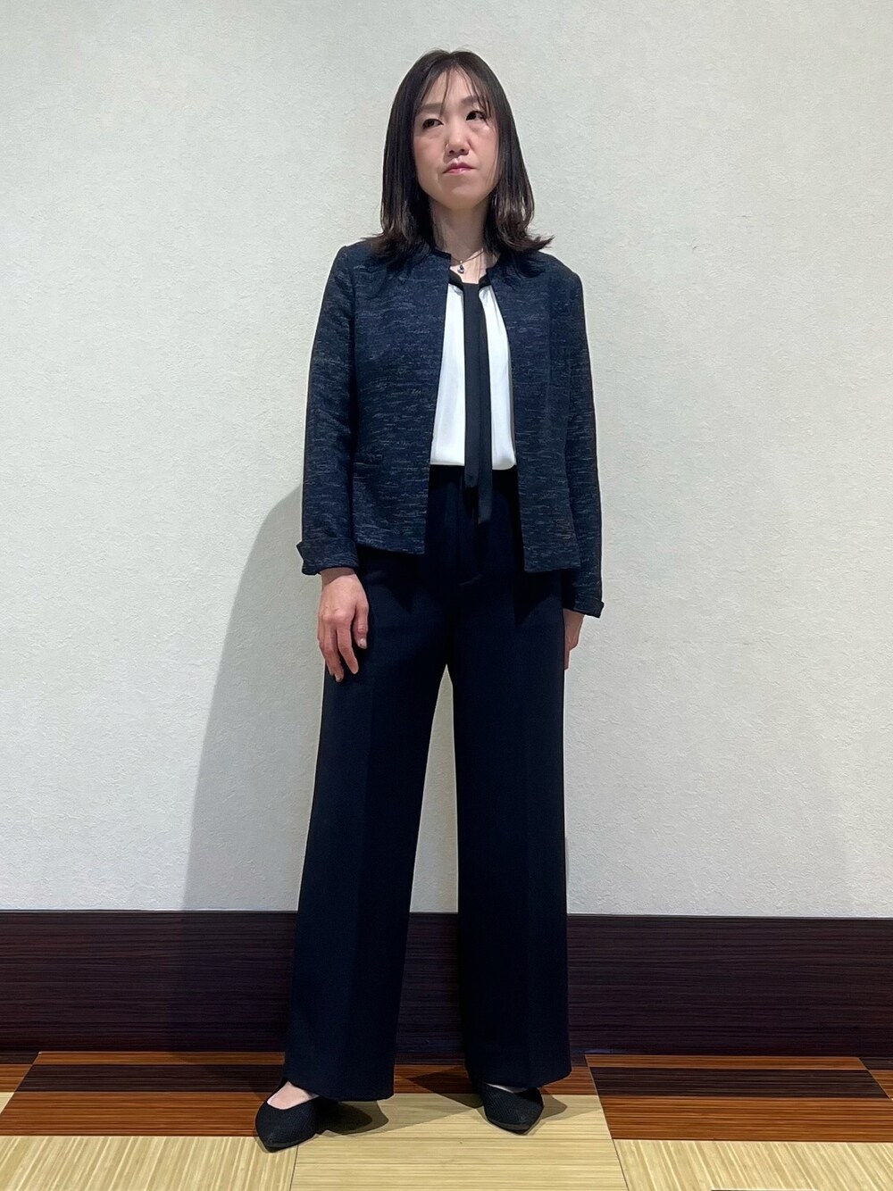 ブルー系のノーカラージャケット、ホワイト系のシャツ/ブラウス、ブルー系のその他パンツを着用したレディースの春コーディネートの1枚目の写真