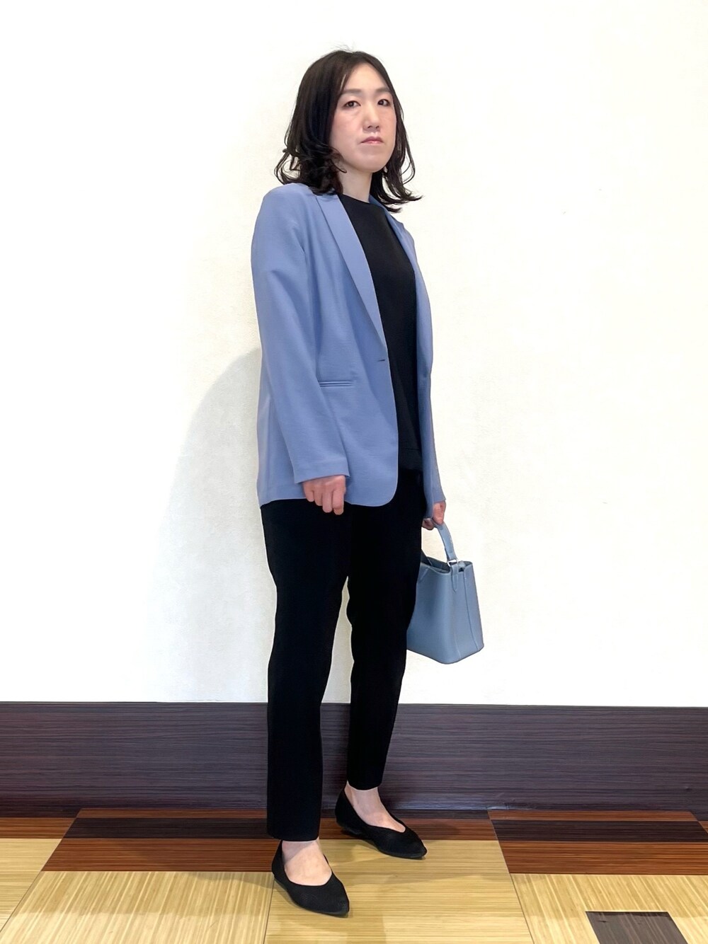 ブルー系のシャツ/ブラウス、ブルー系のその他パンツ、ブルー系のショルダーバッグを着用したレディースの春コーディネートの1枚目の写真