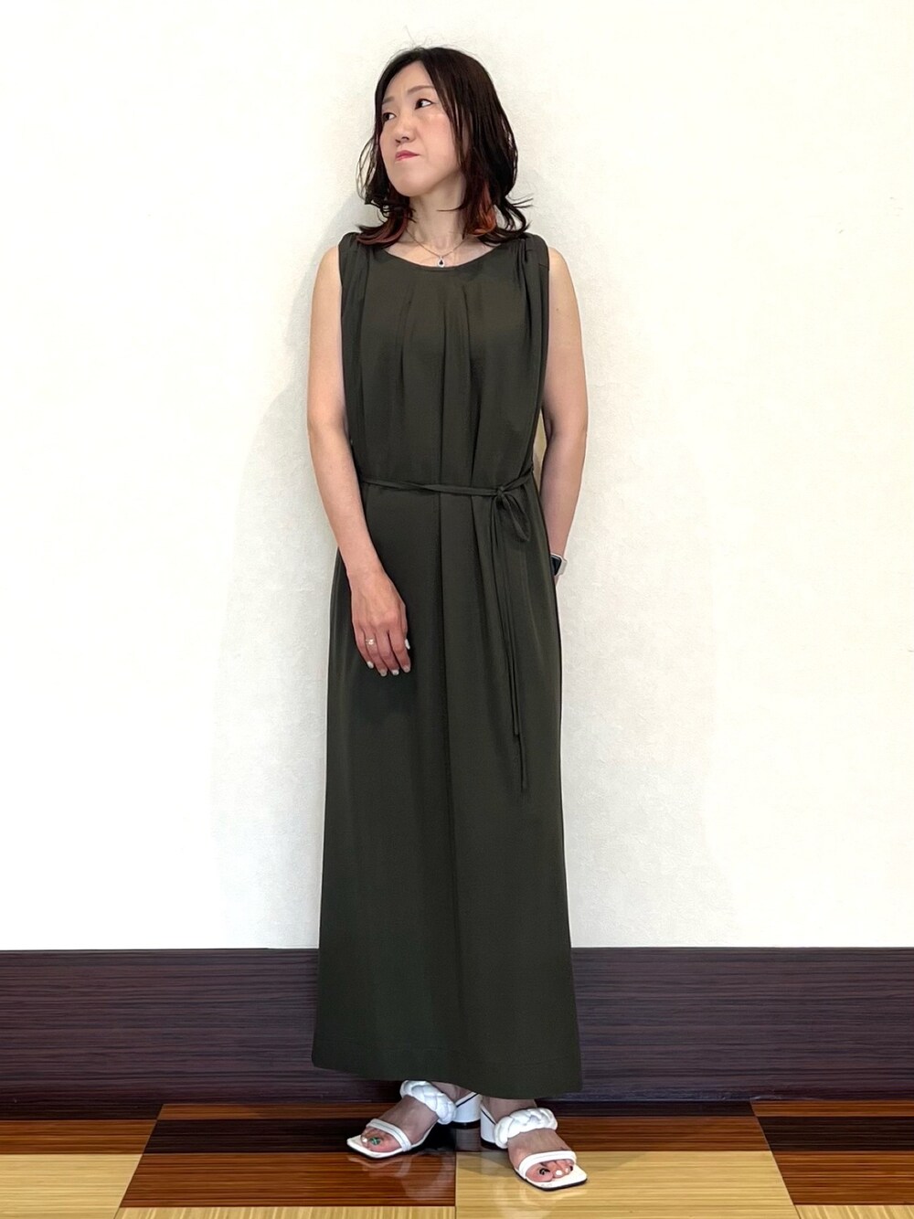 グリーン系のワンピース、ホワイト系のサンダル、その他のその他を着用したレディースの夏コーディネートの1枚目の写真