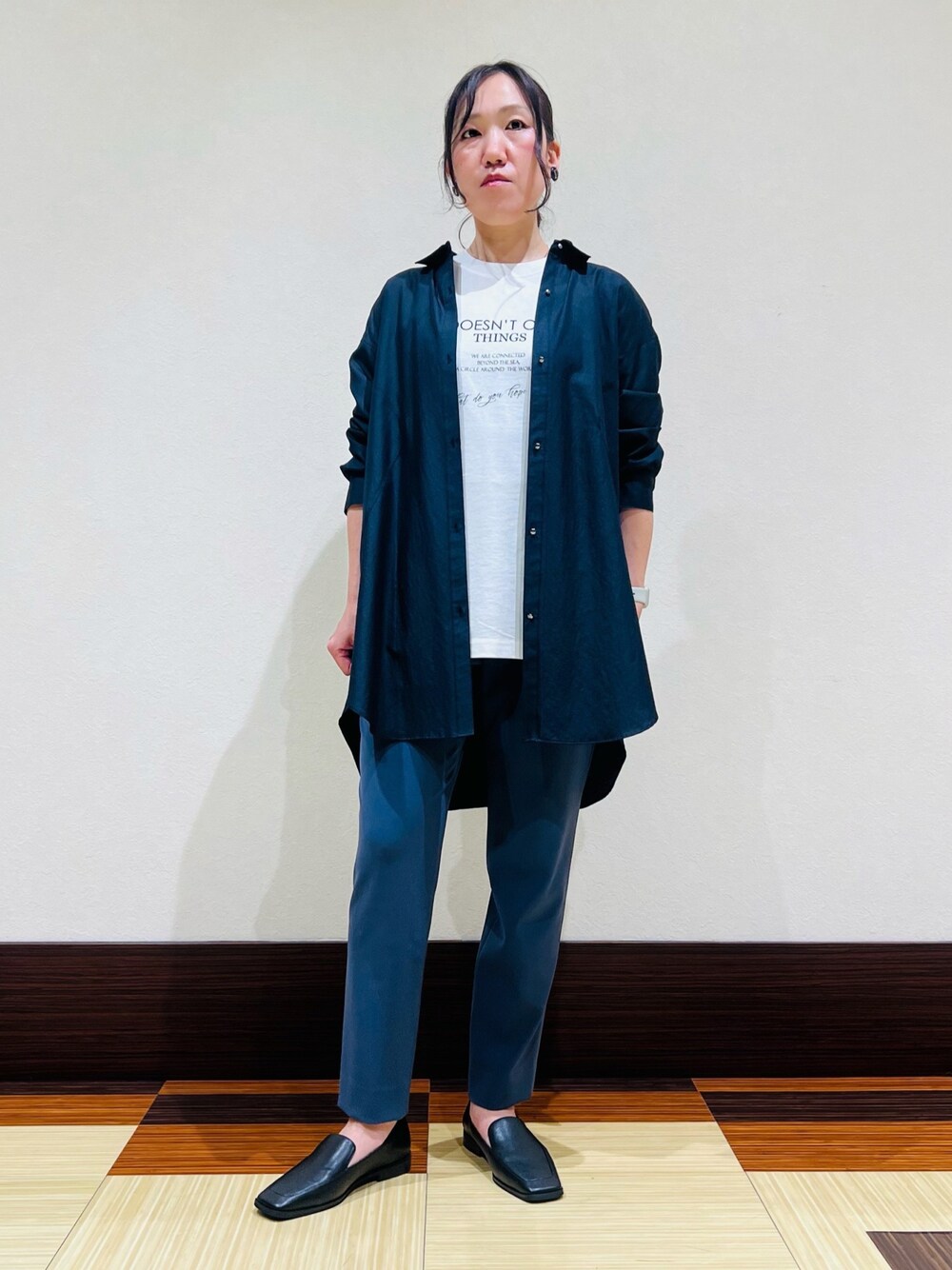 ブラック系のシャツ/ブラウス、ホワイト系のTシャツ/カットソー、グレー系のその他パンツを着用したレディースの秋コーディネートの1枚目の写真