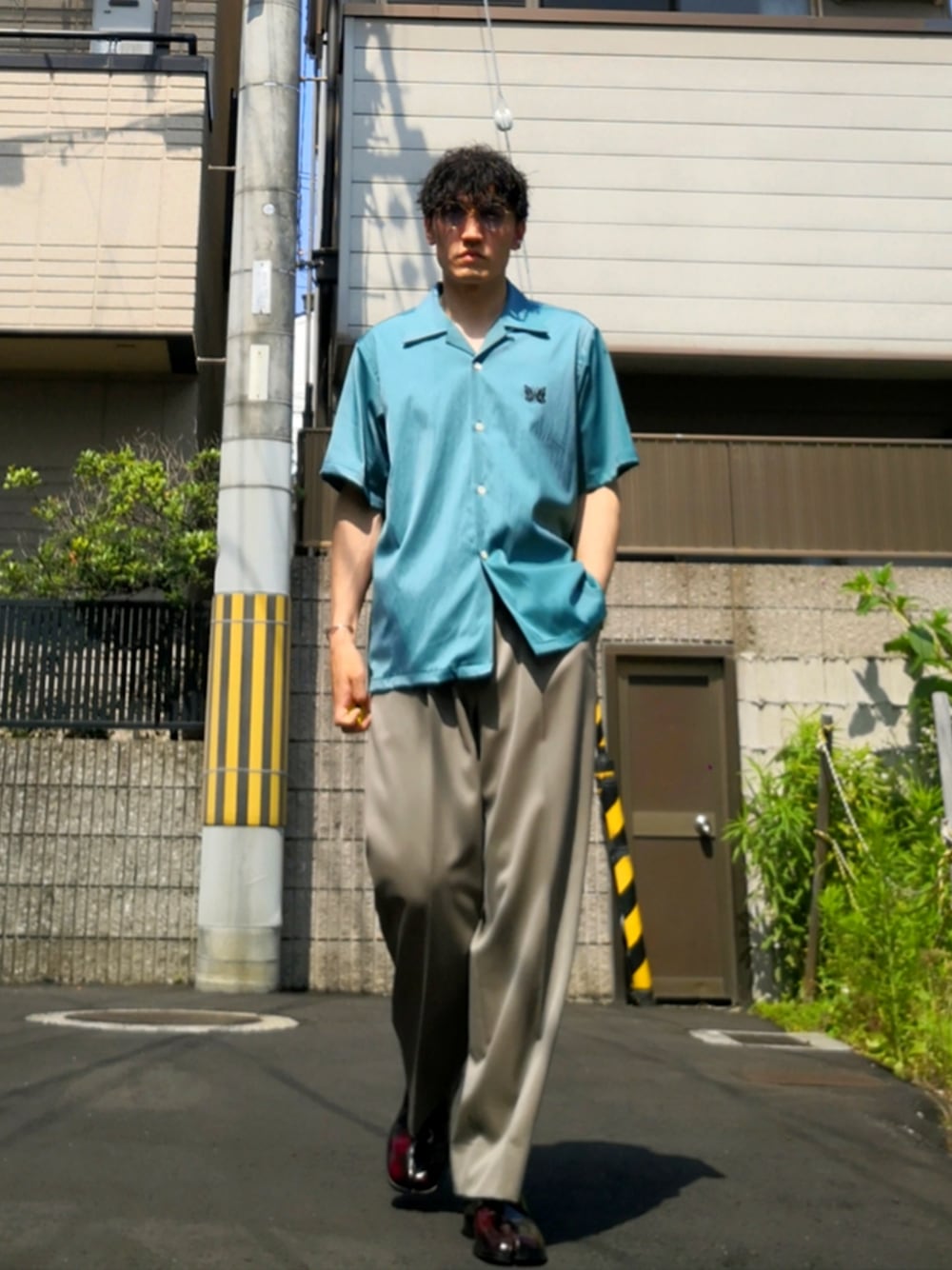 「半袖シャツ、オープンカラーシャツ、ニードルス、NEEDLES、maisonspecial、メゾンスペシャル、Maison Margiela、メゾンマルジェラ、ザリラクス、THERERACS、グリーン、ベージュ、サングラス」｜「MAISON SPECIALのアイテム（サングラス、ブルー系）」を使った、hiyokeiさん（メンズ・173cm）の夏コーディネートの1枚目の写真