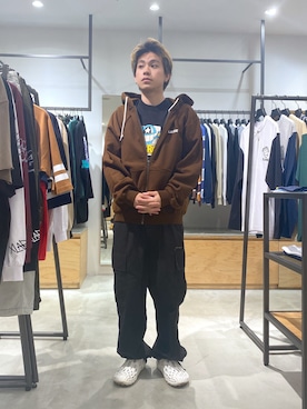 「XLARGE（エクストララージ）のSTANDARD LOGO ZIP HOODED SWEATSHIRT（パーカー、ブラウン系）」を使った、宮田和正さん（メンズ・165cm）の夏コーディネート