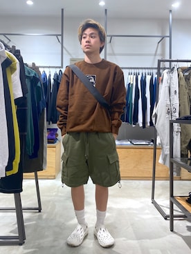 「XLARGE（エクストララージ）のBEHIND OG CREWNECK SWEAT（スウェット、ブラウン系）」を使った、宮田和正さん（メンズ・165cm）の夏コーディネート