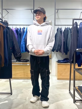 「XLARGE（エクストララージ）のXLARGE × IT'S A LIVING PULLOVER HOODED SWEAT（パーカー、グレー系）」を使った、宮田和正さん（メンズ・165cm）の秋コーディネート