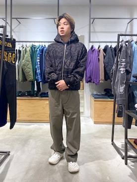 「XLARGE（エクストララージ）のEMBROIDERED ALLOVER LOGO ZIP UP HOODED SWEATSHIRT（パーカー、ブラック系）」を使った、宮田和正さん（メンズ・165cm）の秋コーディネート