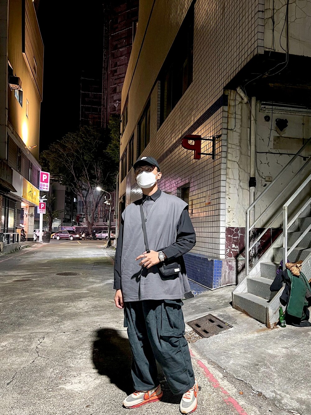 「ootd、街頭穿搭、oversize、工裝褲、nike、球鞋、Clot」｜「NIKEのアイテム（スニーカー、オレンジ系）」を使った、xsuan871007さん（メンズ・180cm）の冬コーディネートの1枚目の写真