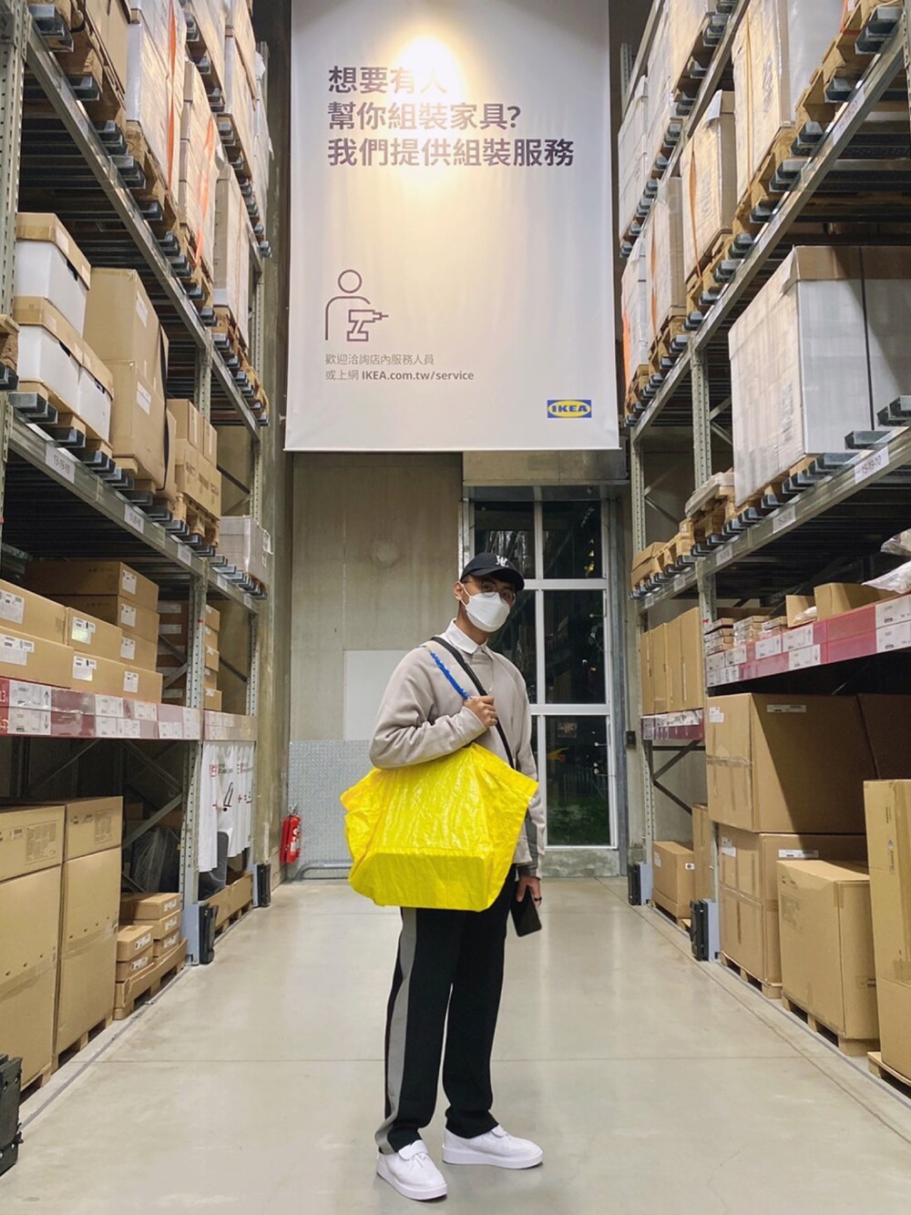 「ootd、球鞋、oversize、IKEA、街頭穿搭、休閒」｜「Nike kwondo1のアイテム（スニーカー、ホワイト系）」を使った、xsuan871007さん（メンズ・180cm）の冬コーディネートの1枚目の写真