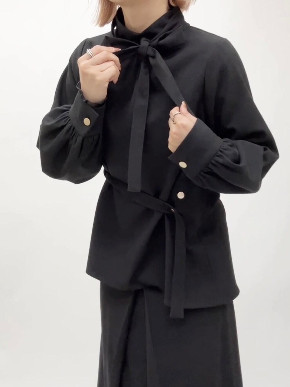 ブラック系のシャツ/ブラウスを着用したレディースの冬コーディネートの1枚目の写真