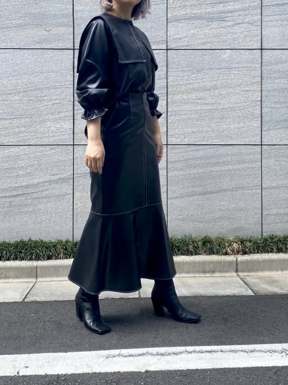 「レザー、レザースカート、レザーコーデ、セーラーカラー、レザーセットアップ、マーメイドスカート」｜「A de a.v.vの【SET UP対応】エコレザーセーラーカラーブラウス（シャツ/ブラウス、ブラック系）」を使った、mintpinkさん（レディース・158cm）の冬コーディネートの1枚目の写真