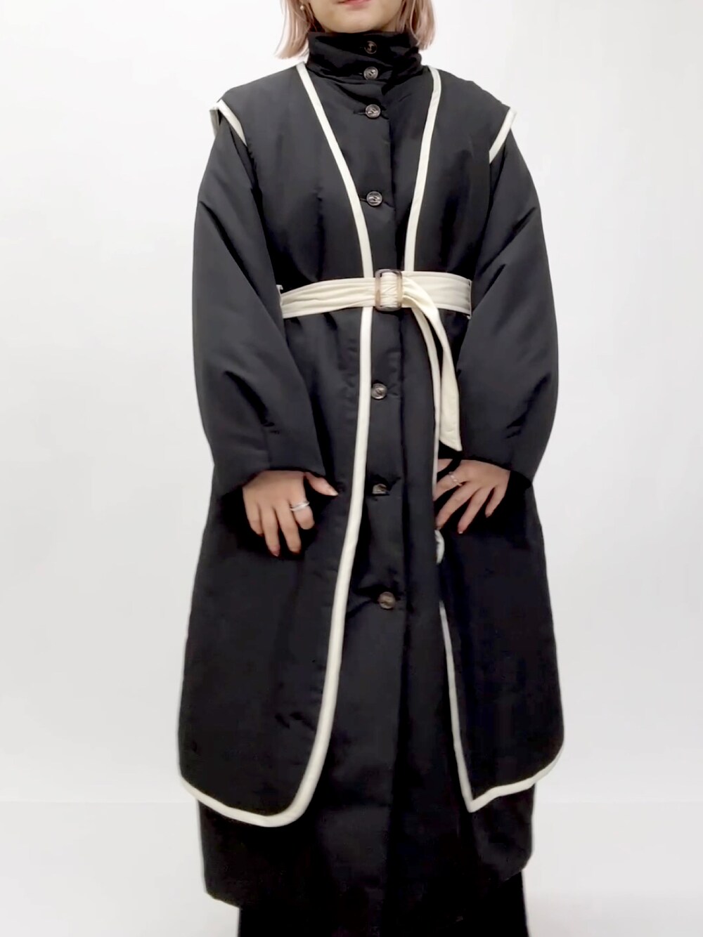 ブラック系のダウンジャケット/コートを着用したレディースの冬コーディネートの1枚目の写真