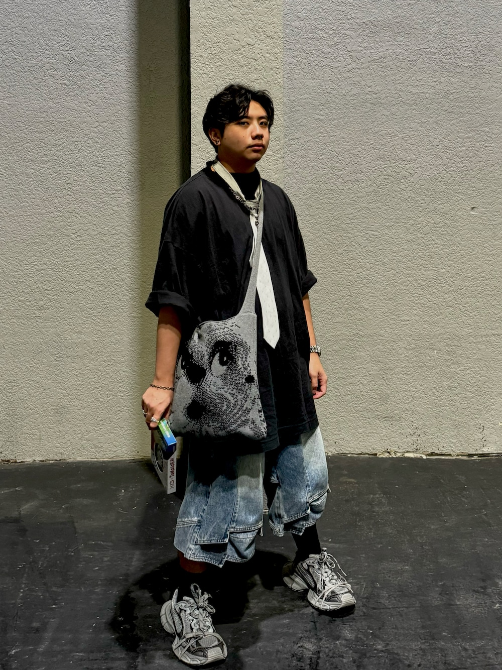 「BALENCIAGA、3XL、outfit、ootd、XG」｜「BALENCIAGAのアイテム（スニーカー、グレー系）」を使った、thomaslungさん（メンズ・173cm）の秋コーディネートの1枚目の写真