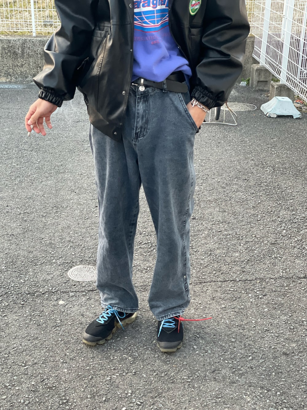 「スニーカー、おしゃれさんと繋がりたい、タバコ」｜「neosの【neos -addictive design-】ワイドシルエット ロールアップ ビンテージウォッシュ デニム パンツ（デニムパンツ、グレー系）」を使った、なおきさん（メンズ・179cm）の冬コーディネートの1枚目の写真