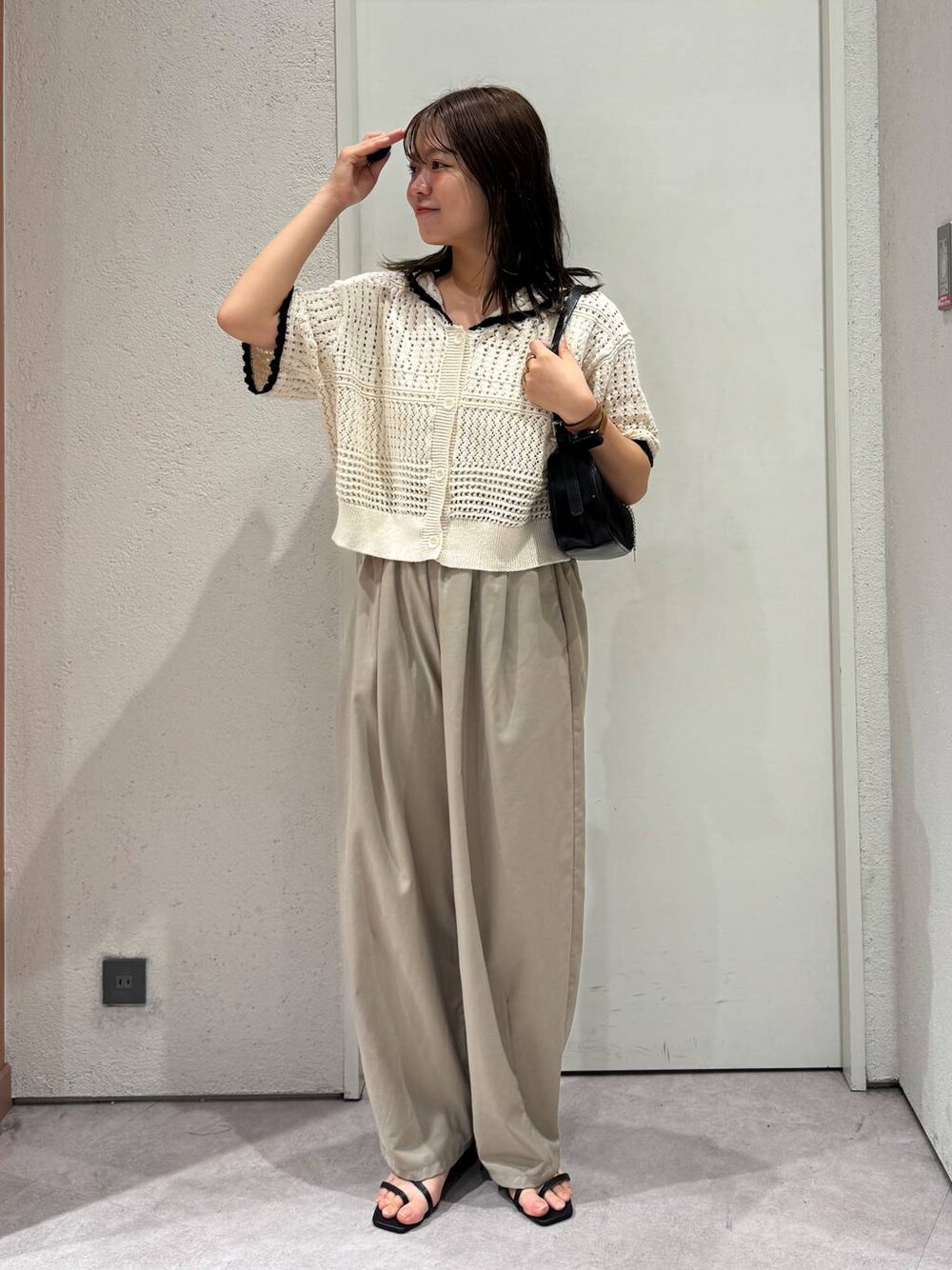 「女子ウケ、着痩せ・細見え、ガーリー、ローリーズスタイル_LOWRYS FARM、着痩せ、LOWRYS FARM、淡色コーデ、新作、きれいめカジュアル」｜「LOWRYS FARMのラインヒールサンダル　 323356（サンダル、ブラック系）」を使った、ことさん（レディース・155cm）の春コーディネートの1枚目の写真