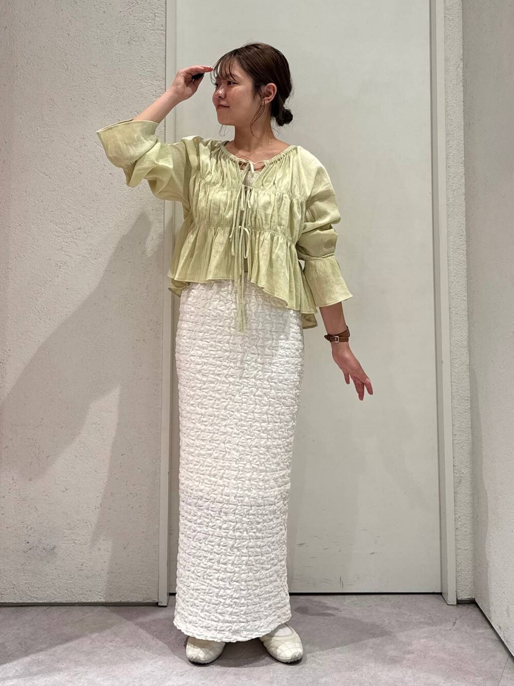 「女子ウケ、着痩せ・細見え、ガーリー、ローリーズスタイル_LOWRYS FARM、着痩せ、LOWRYS FARM、淡色コーデ、新作、きれいめカジュアル」｜「LOWRYS FARMのダブルバンドパフスニーカー 287447（スニーカー、ホワイト系）」を使った、ことさん（レディース・155cm）の春コーディネートの1枚目の写真
