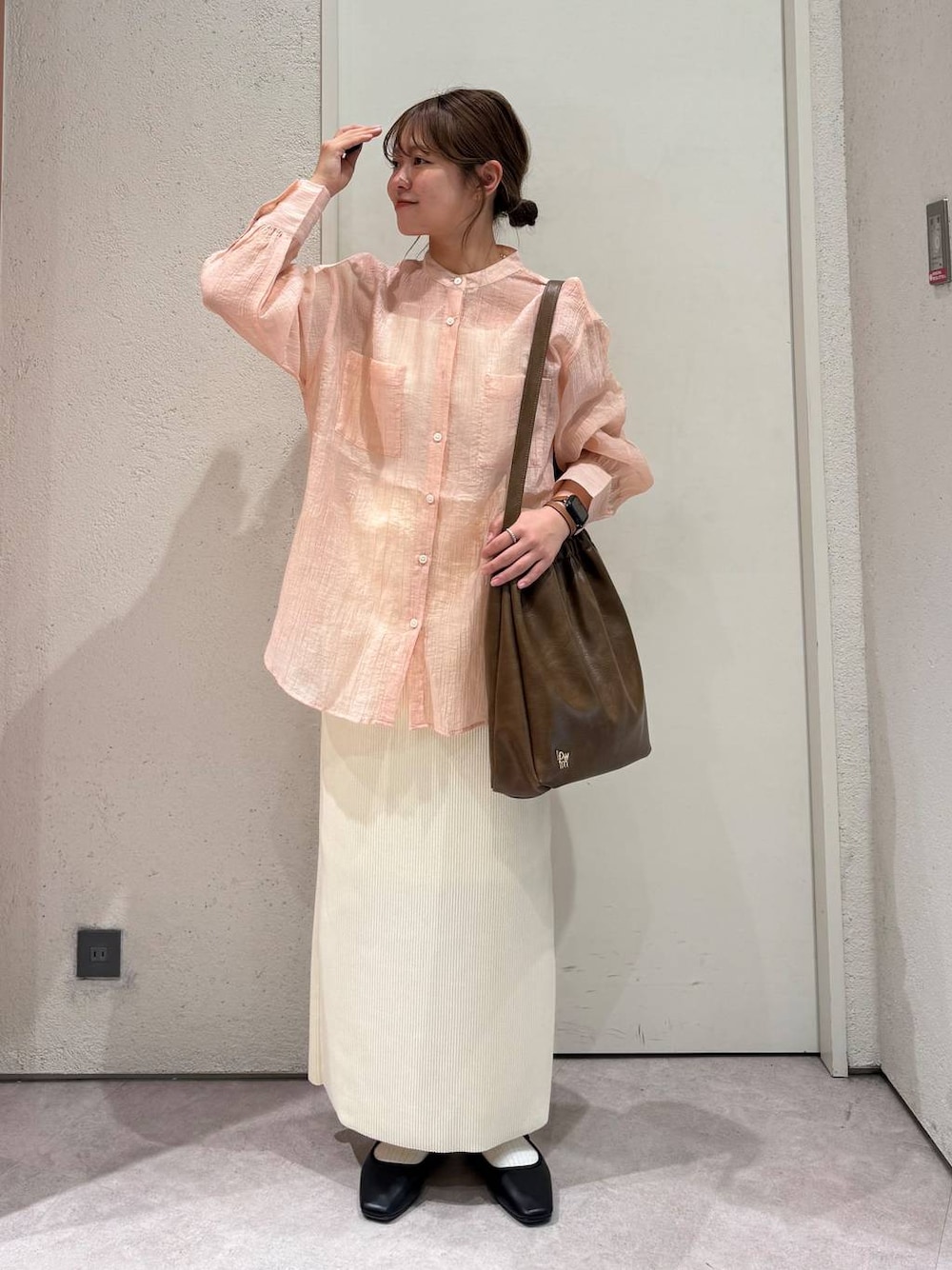 「女子ウケ、着痩せ・細見え、ガーリー、ローリーズスタイル_LOWRYS FARM、着痩せ、LOWRYS FARM、淡色コーデ、新作、きれいめカジュアル」｜「LOWRYS FARMのバンドシアーシャツＬＳ　289340（シャツ/ブラウス、ピンク系）」を使った、ことさん（レディース・155cm）の春コーディネートの1枚目の写真