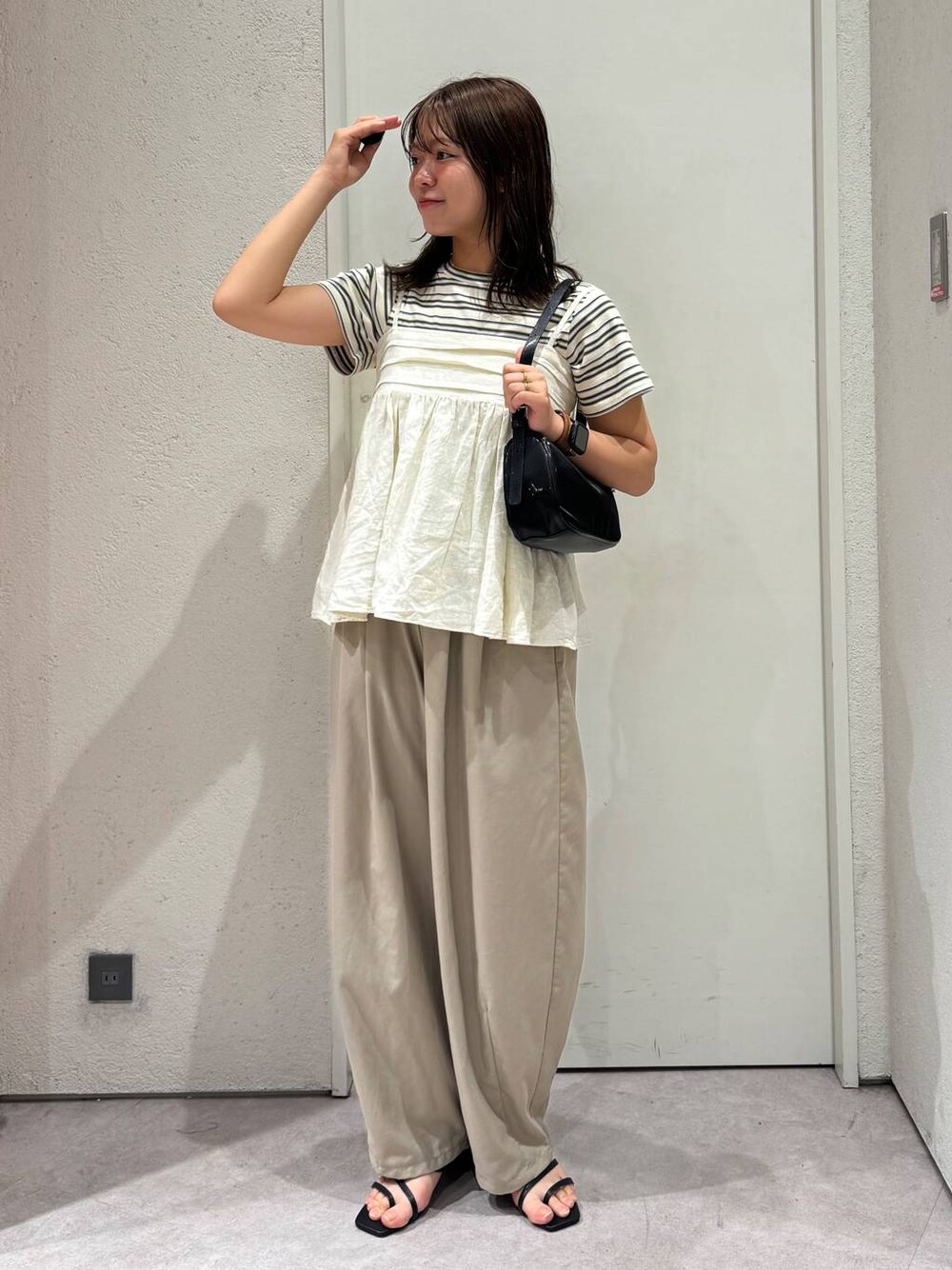 「女子ウケ、着痩せ・細見え、ガーリー、ローリーズスタイル_LOWRYS FARM、着痩せ、LOWRYS FARM、淡色コーデ、新作、きれいめカジュアル」｜「LOWRYS FARMのフライスチビＴシャツＳＳ 111954（Tシャツ/カットソー、ホワイト系）」を使った、ことさん（レディース・155cm）の春コーディネートの1枚目の写真