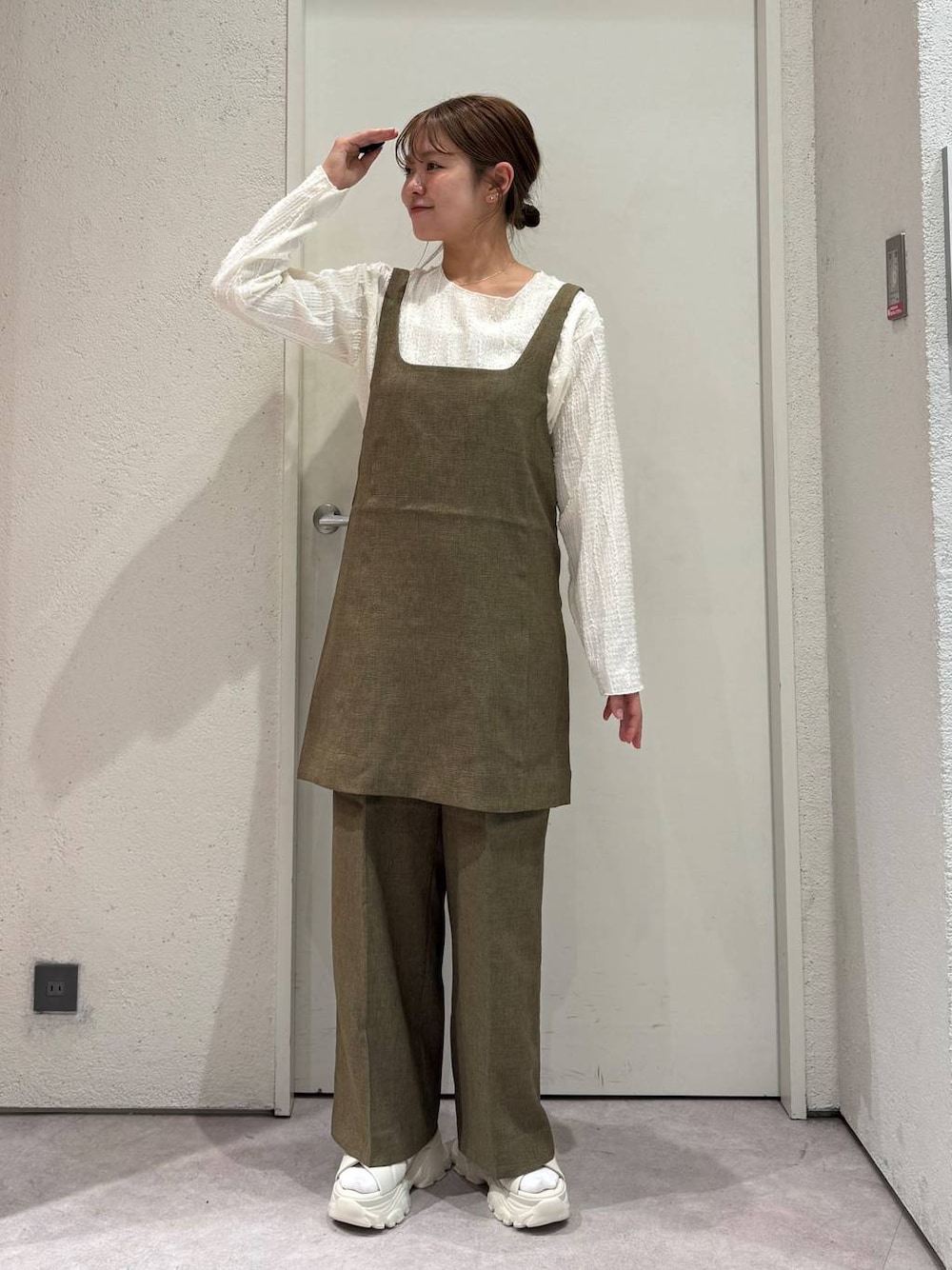 「女子ウケ、着痩せ・細見え、ガーリー、ローリーズスタイル_LOWRYS FARM、着痩せ、LOWRYS FARM、淡色コーデ、新作、きれいめカジュアル」｜「LOWRYS FARMのジャガードフリンジＬＳ　102891（Tシャツ/カットソー、ベージュ系）」を使った、ことさん（レディース・155cm）の春コーディネートの1枚目の写真