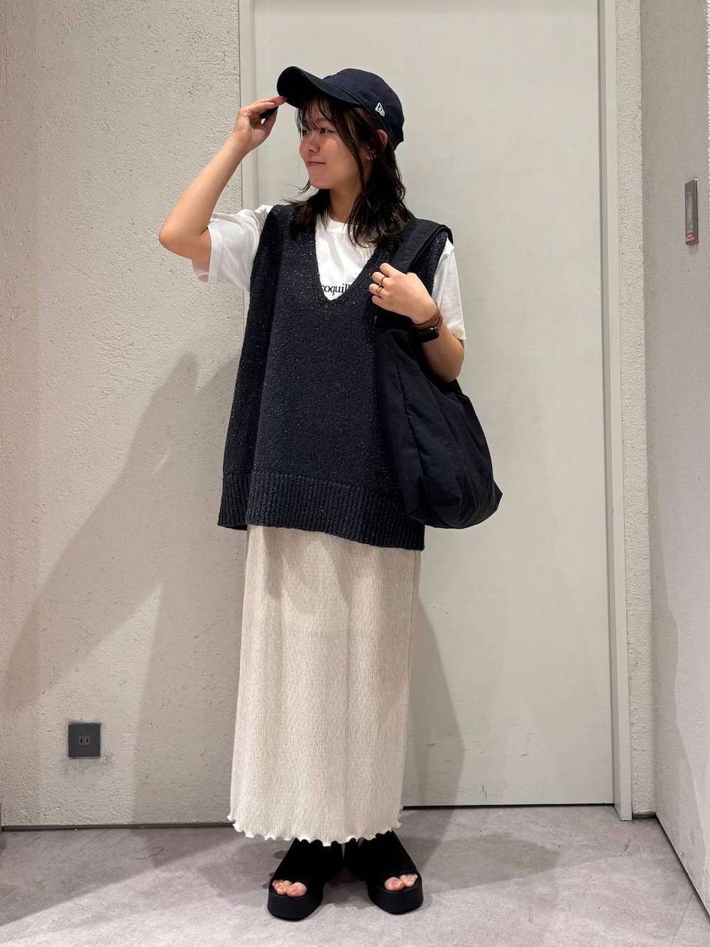 「女子ウケ、着痩せ・細見え、ガーリー、ローリーズスタイル_LOWRYS FARM、着痩せ、LOWRYS FARM、淡色コーデ、新作、きれいめカジュアル」｜「LOWRYS FARMのアソートロゴＴＥＥ　288814（Tシャツ/カットソー、ホワイト系）」を使った、ことさん（レディース・155cm）の春コーディネートの1枚目の写真