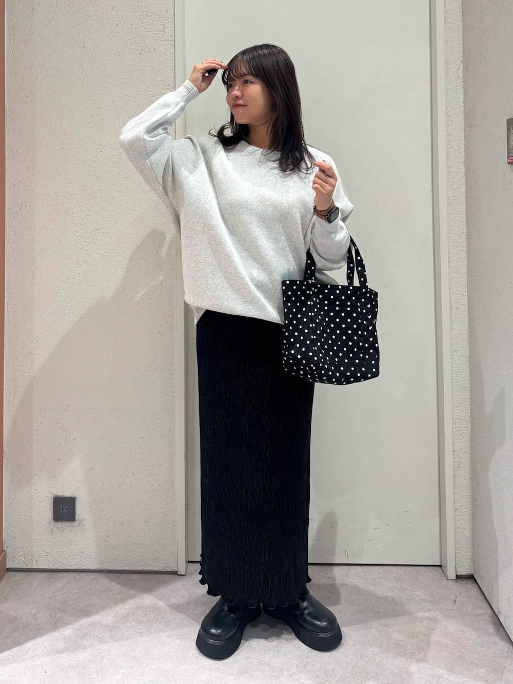 その他のショルダーバッグ、ブラック系のサンダル、グレー系のニット/セーターを着用したレディースの秋コーディネートの1枚目の写真