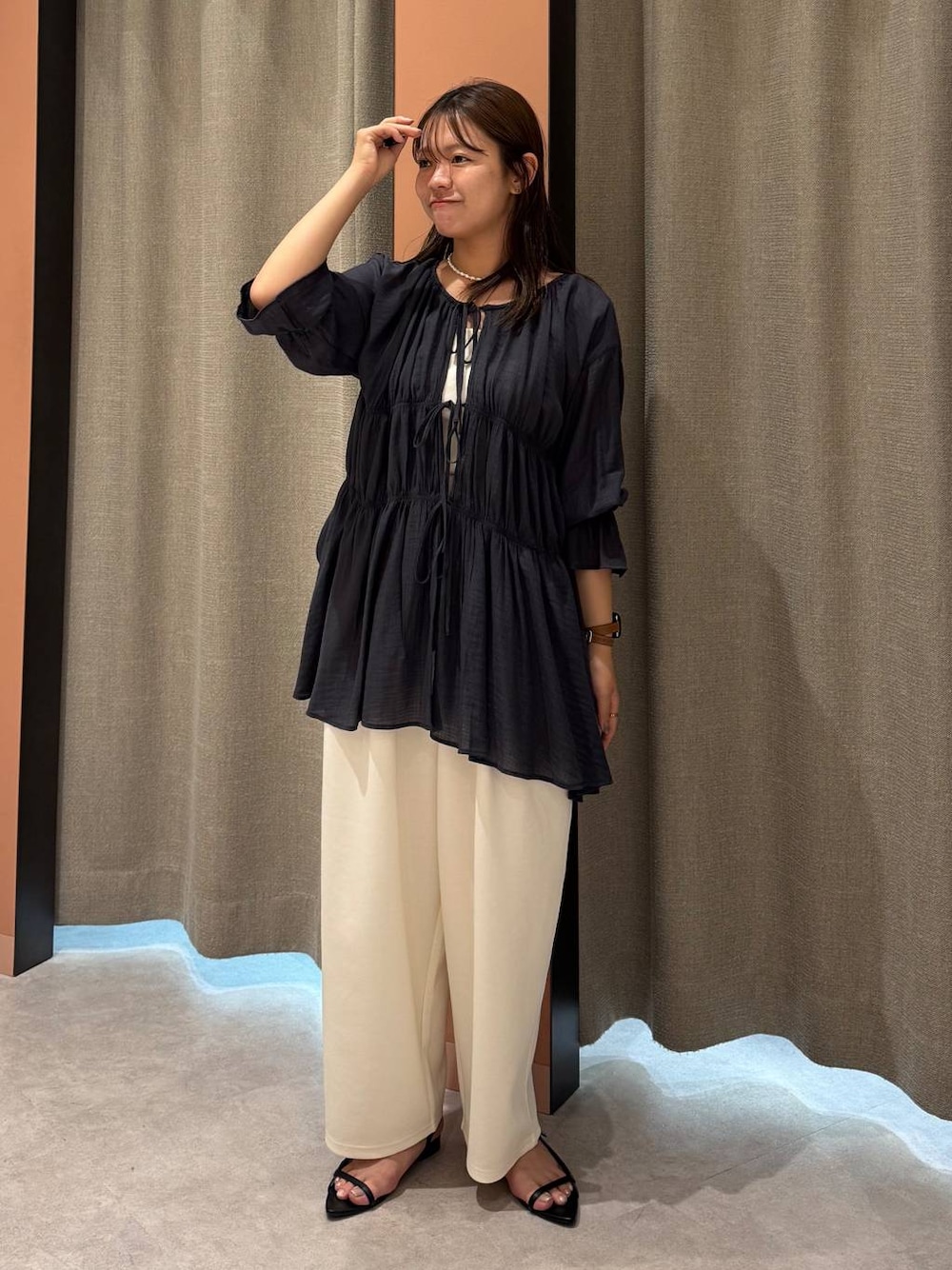 「女子ウケ、着痩せ・細見え、ガーリー、ローリーズスタイル_LOWRYS FARM、着痩せ、LOWRYS FARM、淡色コーデ、新作、きれいめカジュアル」｜「LOWRYS FARMのポインテッドナローサンダル  287486（サンダル、ブラック系）」を使った、ことさん（レディース・155cm）の夏コーディネートの1枚目の写真