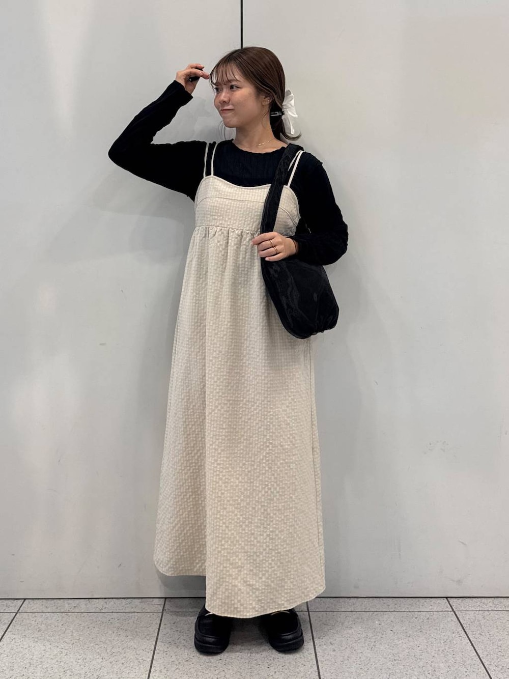 「女子ウケ、着痩せ・細見え、ガーリー、ローリーズスタイル_LOWRYS FARM、着痩せ、LOWRYS FARM、淡色コーデ、新作、きれいめカジュアル」｜「GLOBAL WORKのエアかる厚底ローファー/136031（ローファー、ブラック系）」を使った、ことさん（レディース・155cm）の冬コーディネートの1枚目の写真