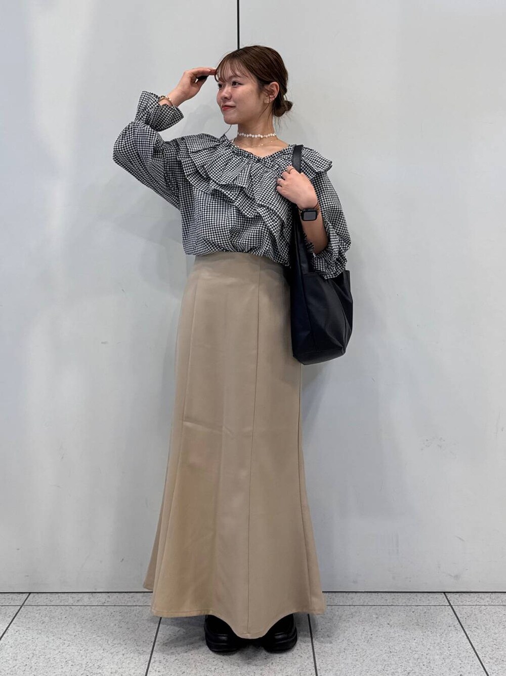 「女子ウケ、着痩せ・細見え、ガーリー、ローリーズスタイル_LOWRYS FARM、着痩せ、LOWRYS FARM、淡色コーデ、新作、きれいめカジュアル」｜「GLOBAL WORKのエアかる厚底ローファー/136031（ローファー、ブラック系）」を使った、ことさん（レディース・155cm）の冬コーディネートの1枚目の写真