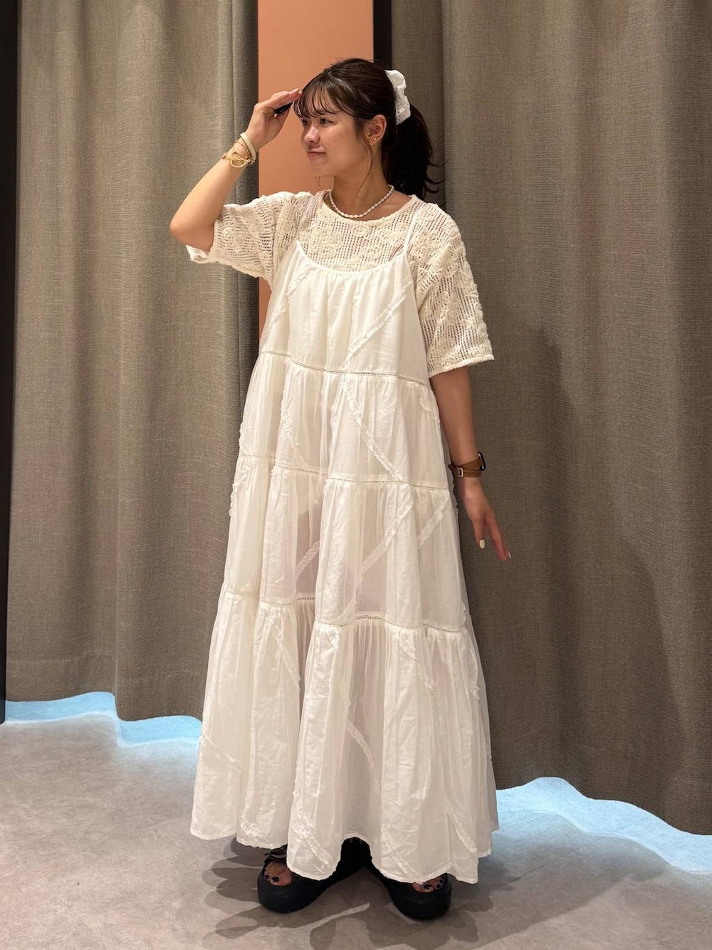 「新作、女子ウケ、着痩せ・細見え、ガーリー、ローリーズスタイル_LOWRYS FARM、着痩せ、LOWRYS FARM、淡色コーデ、きれいめカジュアル」｜「LOWRYS FARMのコットンボイルキャミワンピース 290397（ワンピース、ホワイト系）」を使った、ことさん（レディース・155cm）の春コーディネートの1枚目の写真